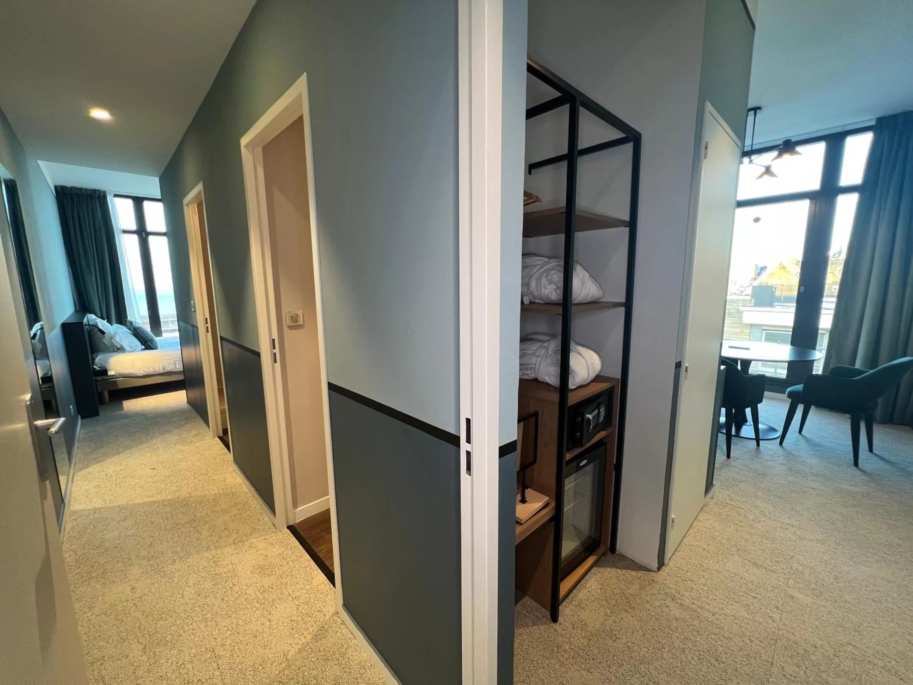 Photo of the whole room, Bed in L'Échappée - Hôtel Casino Dieppe