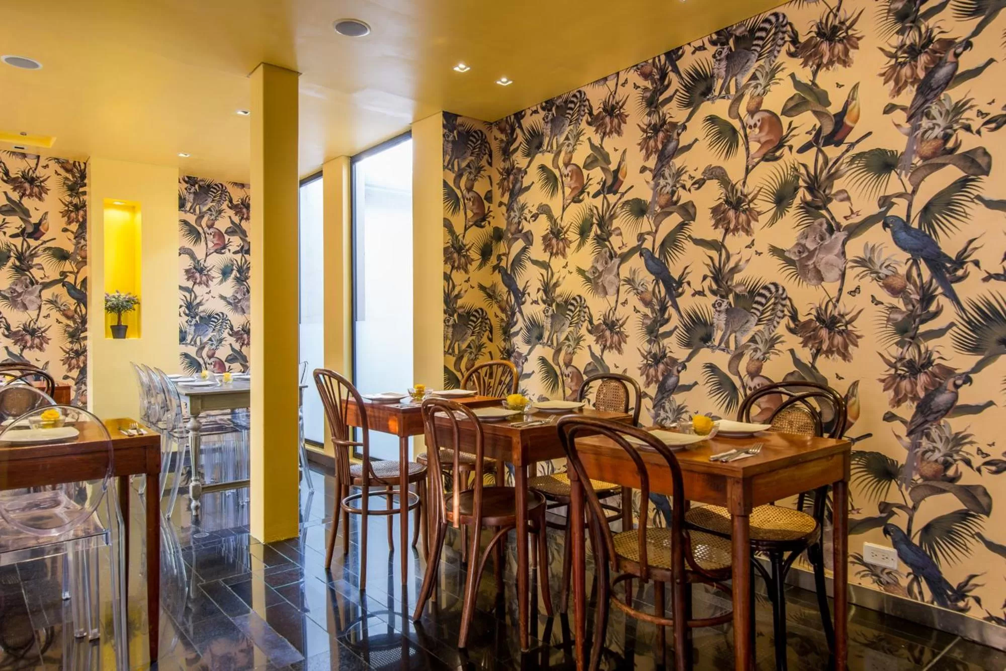 Restaurant/places to eat in Hotel Regina