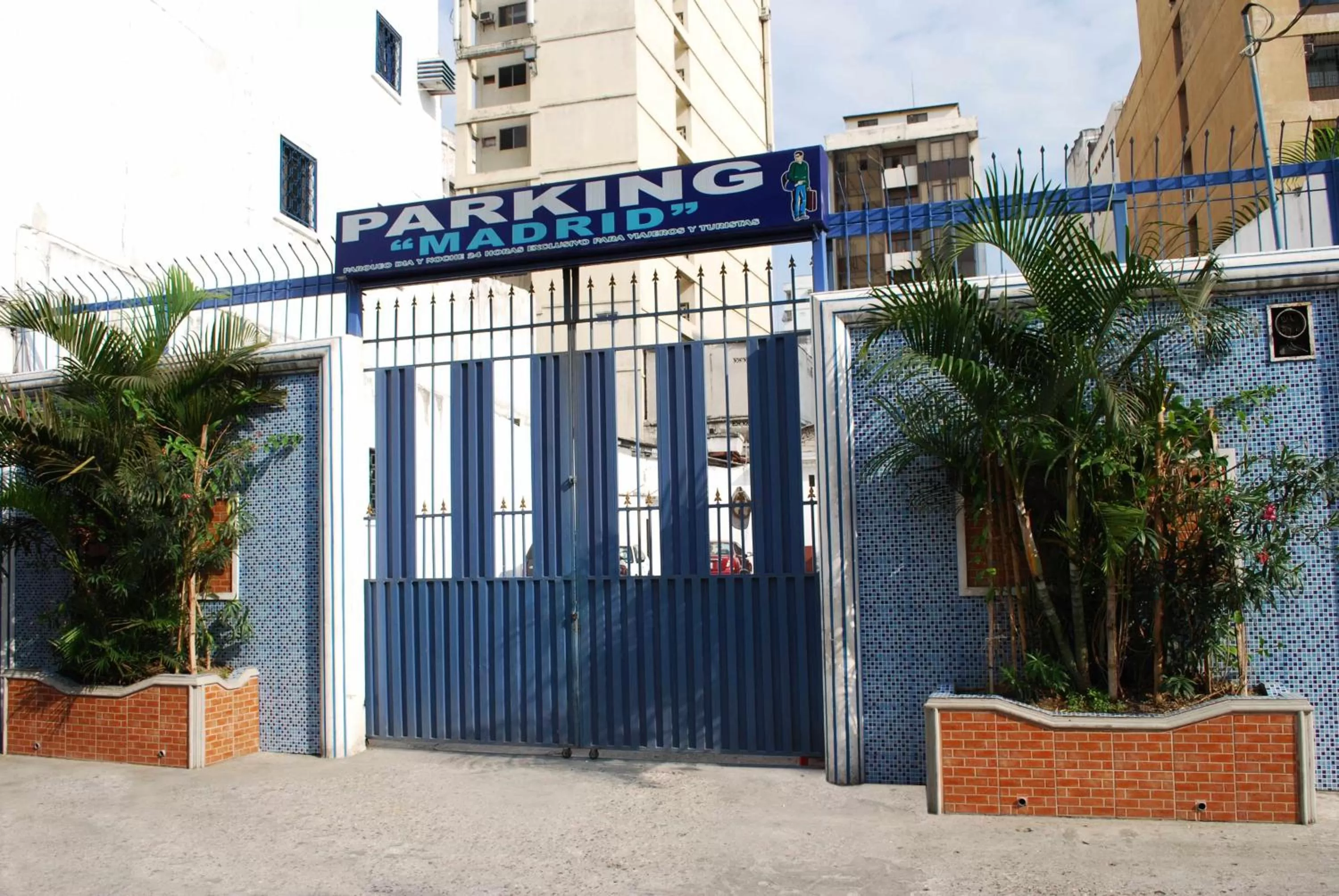 Facade/entrance, Property Building in Hostal Suites Madrid