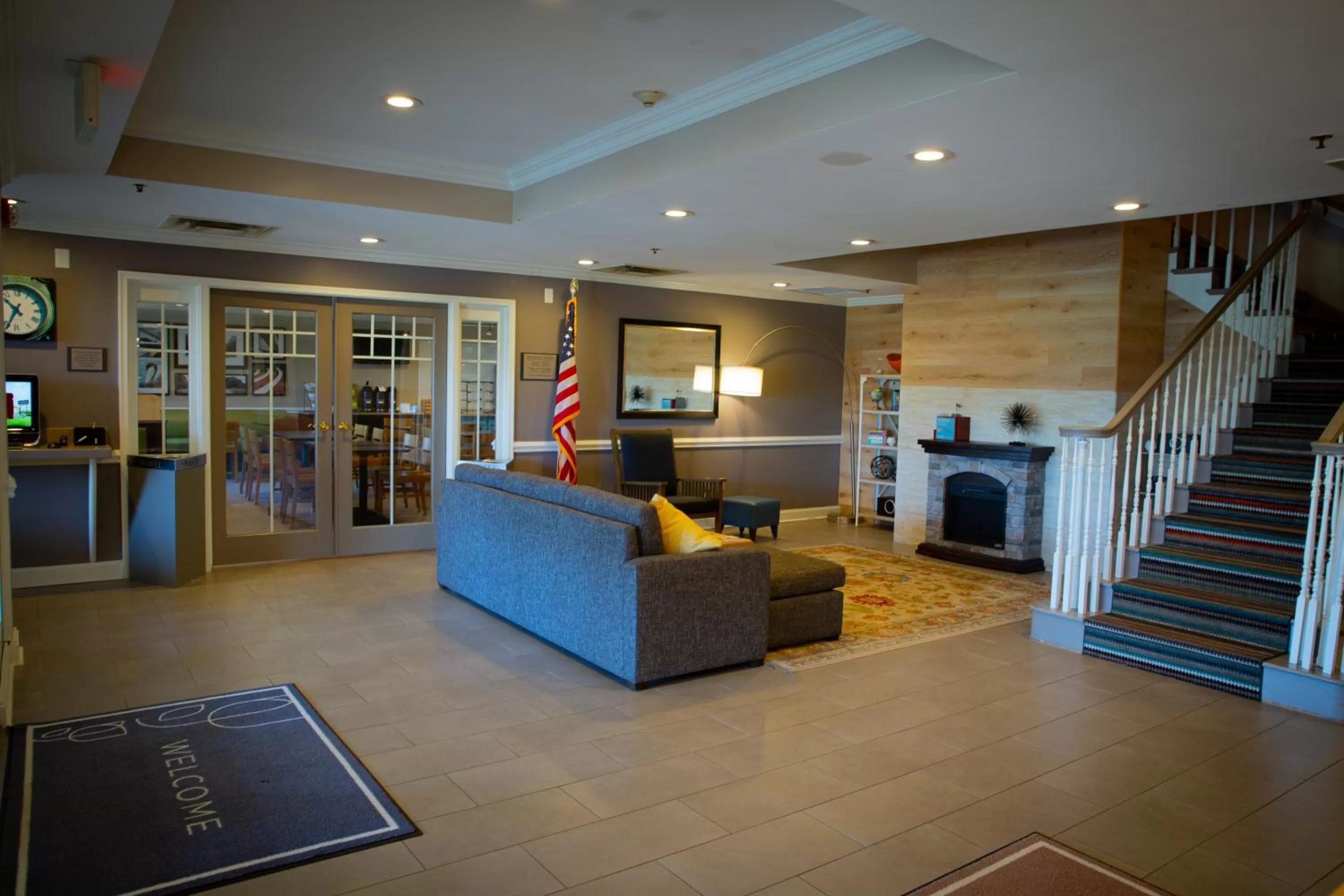 Lobby or reception in Country Inn & Suites by Radisson, Burlington Elon , NC