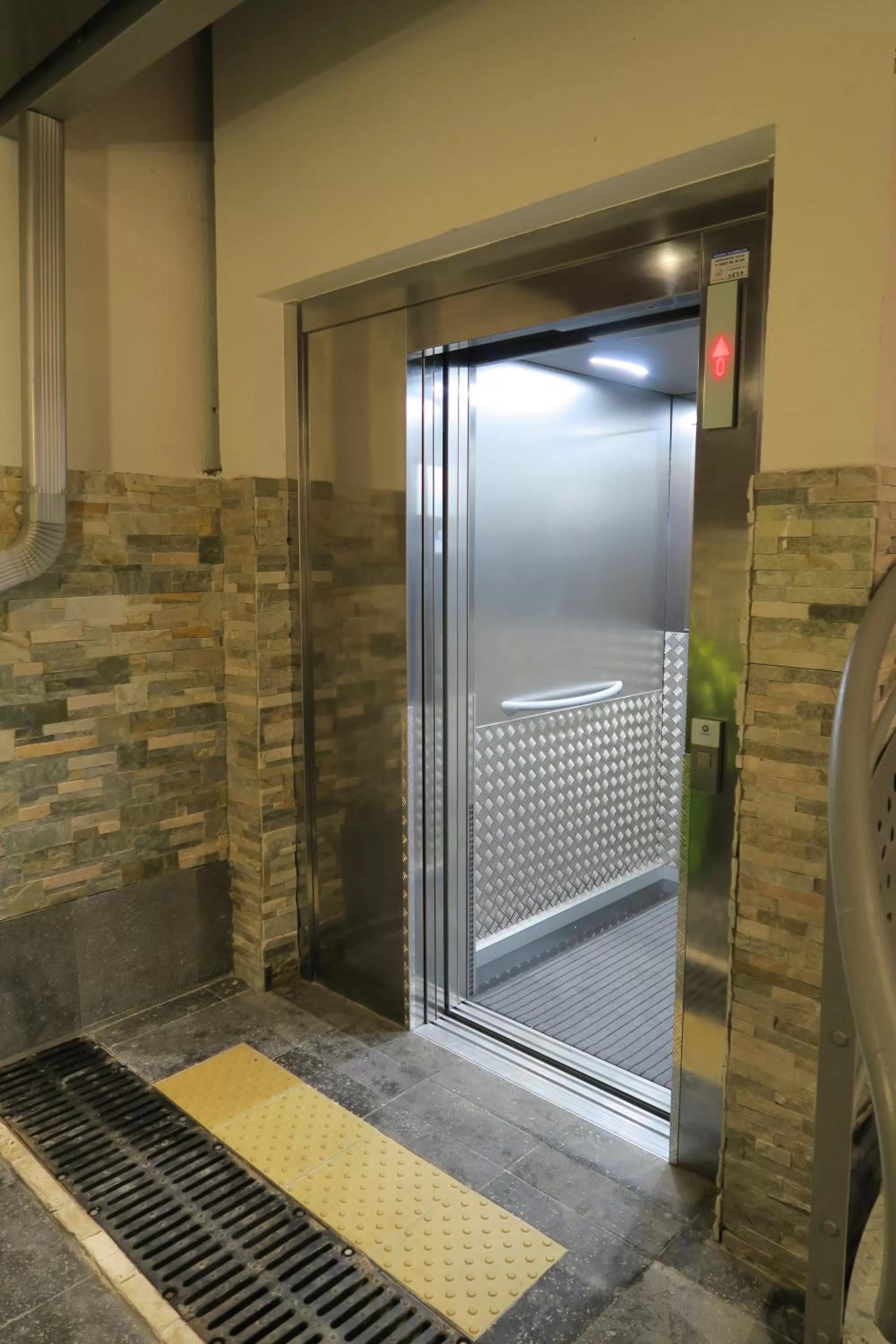 elevator in Central Hotel