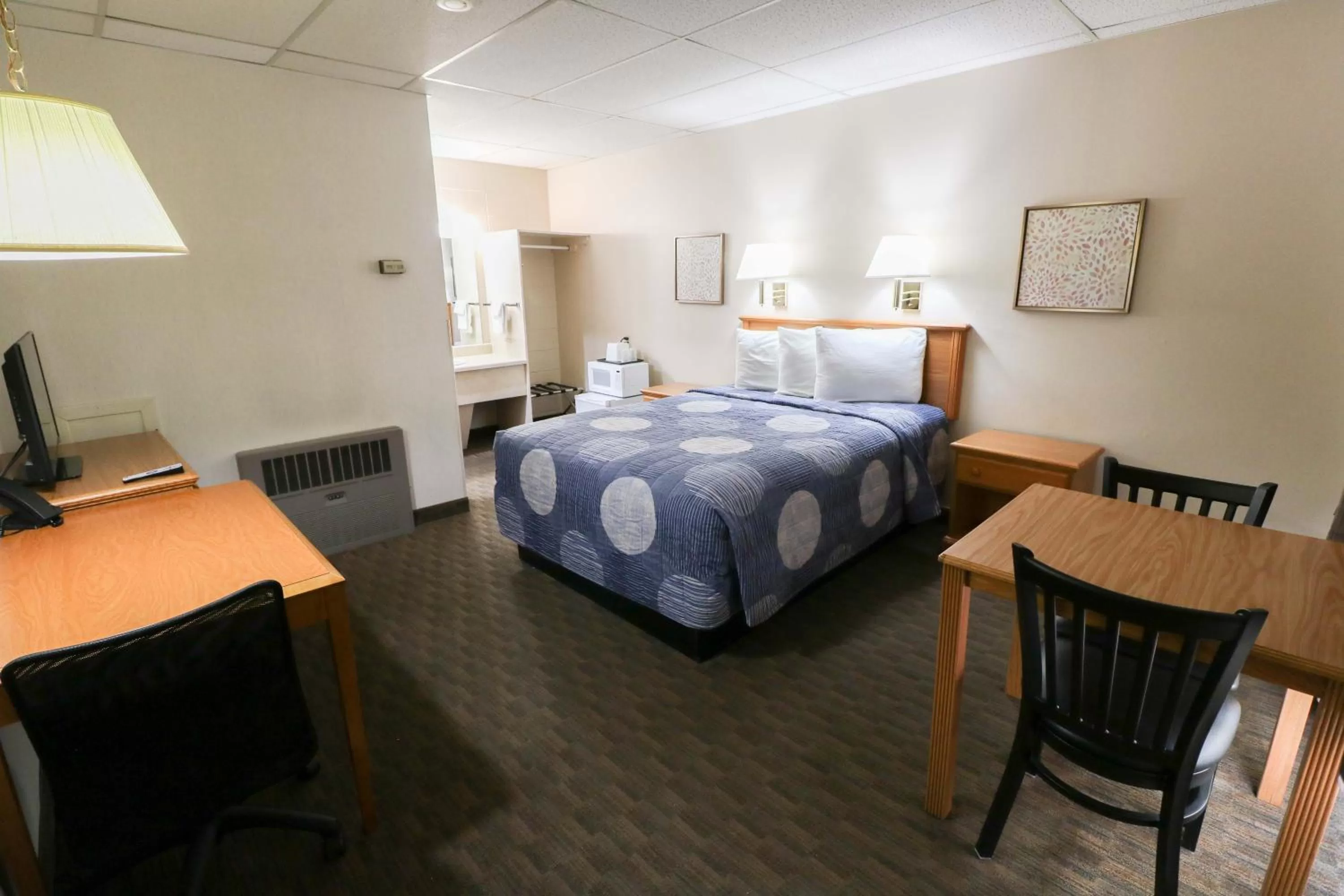 Photo of the whole room, Bed in Bear Lodge Motel