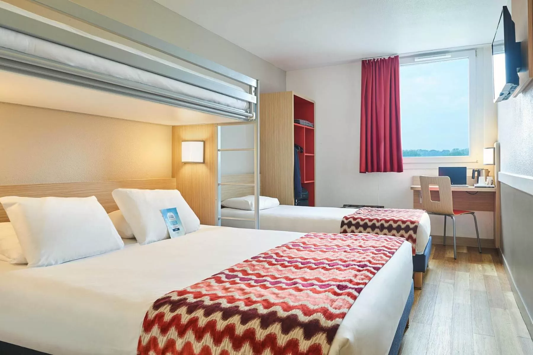 Bedroom, Bed in Kyriad Rouen Sud - Val de Reuil