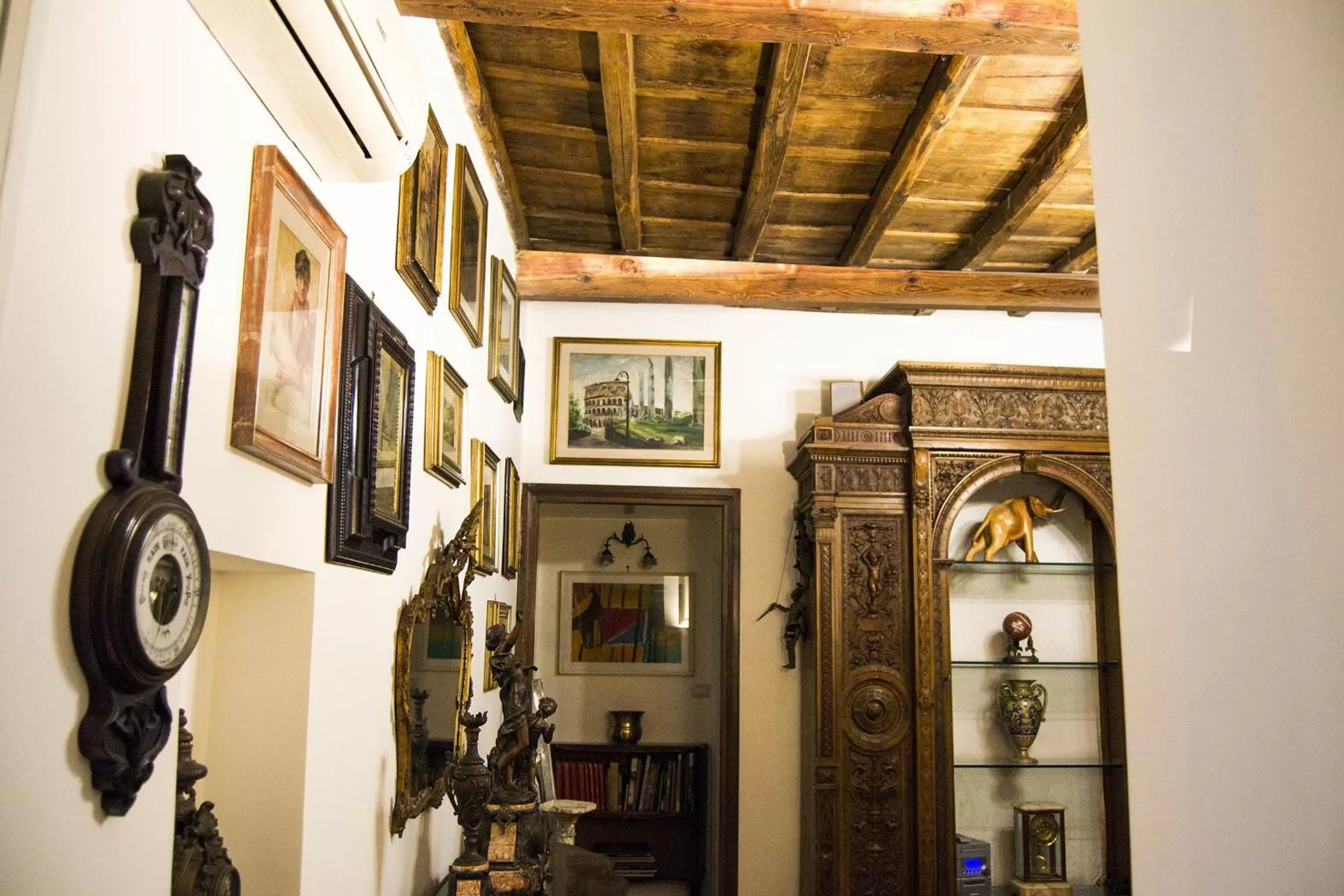 Decorative detail in B&B Domus Piazza del Popolo