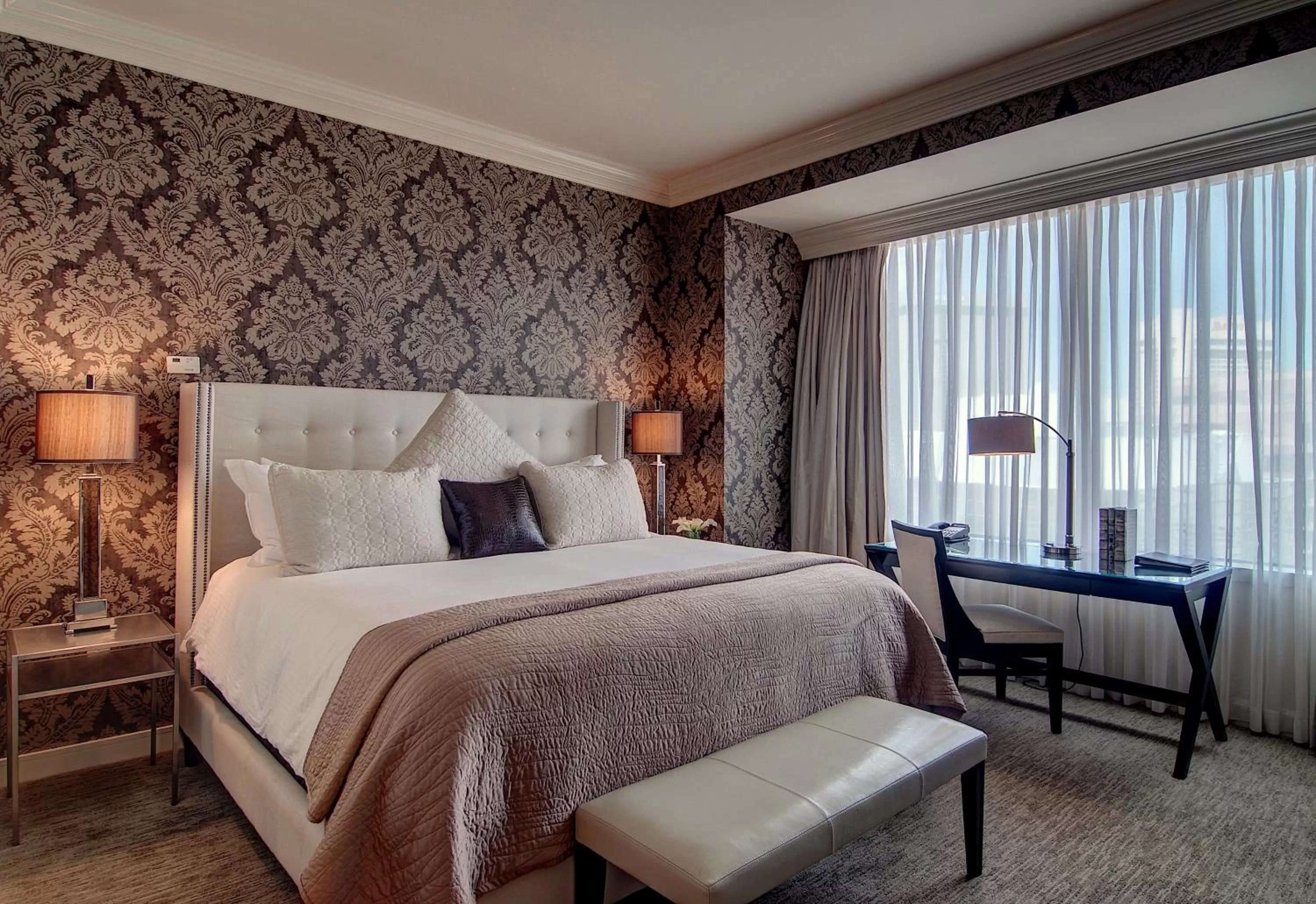 Photo of the whole room, Bed in Loews New Orleans Hotel