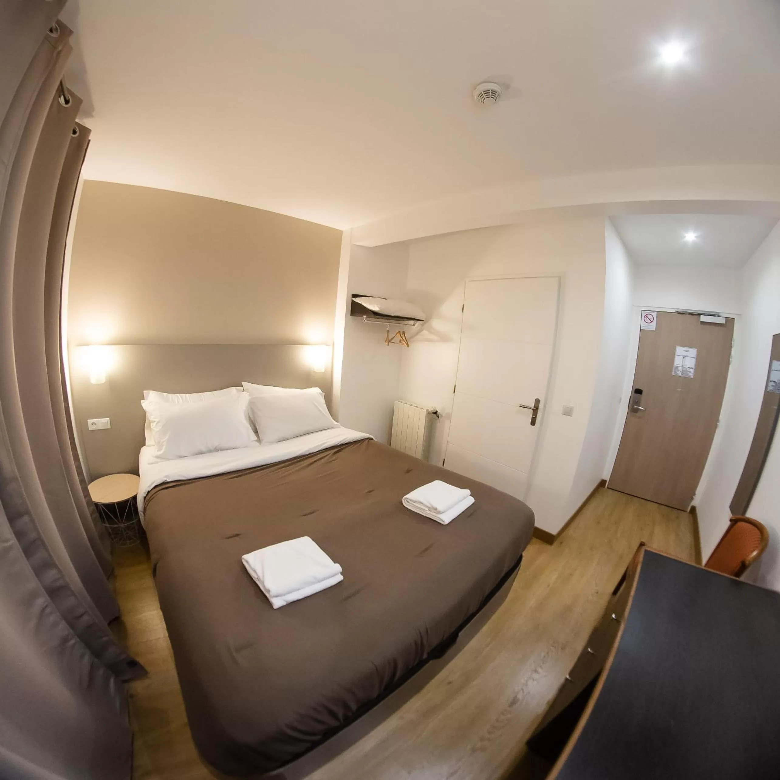 Bed in Hôtel des Arcades