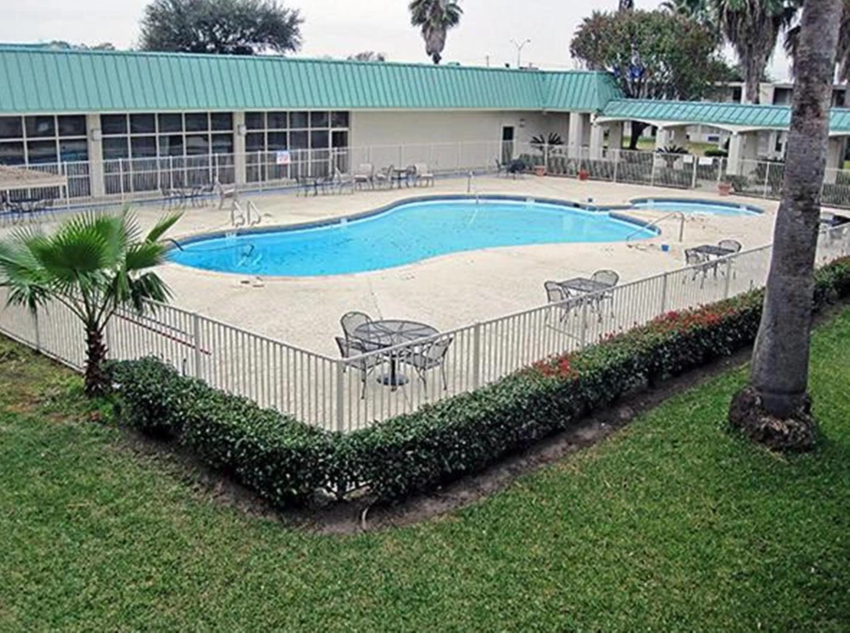 Swimming pool in Motel 6-Houston, TX - East