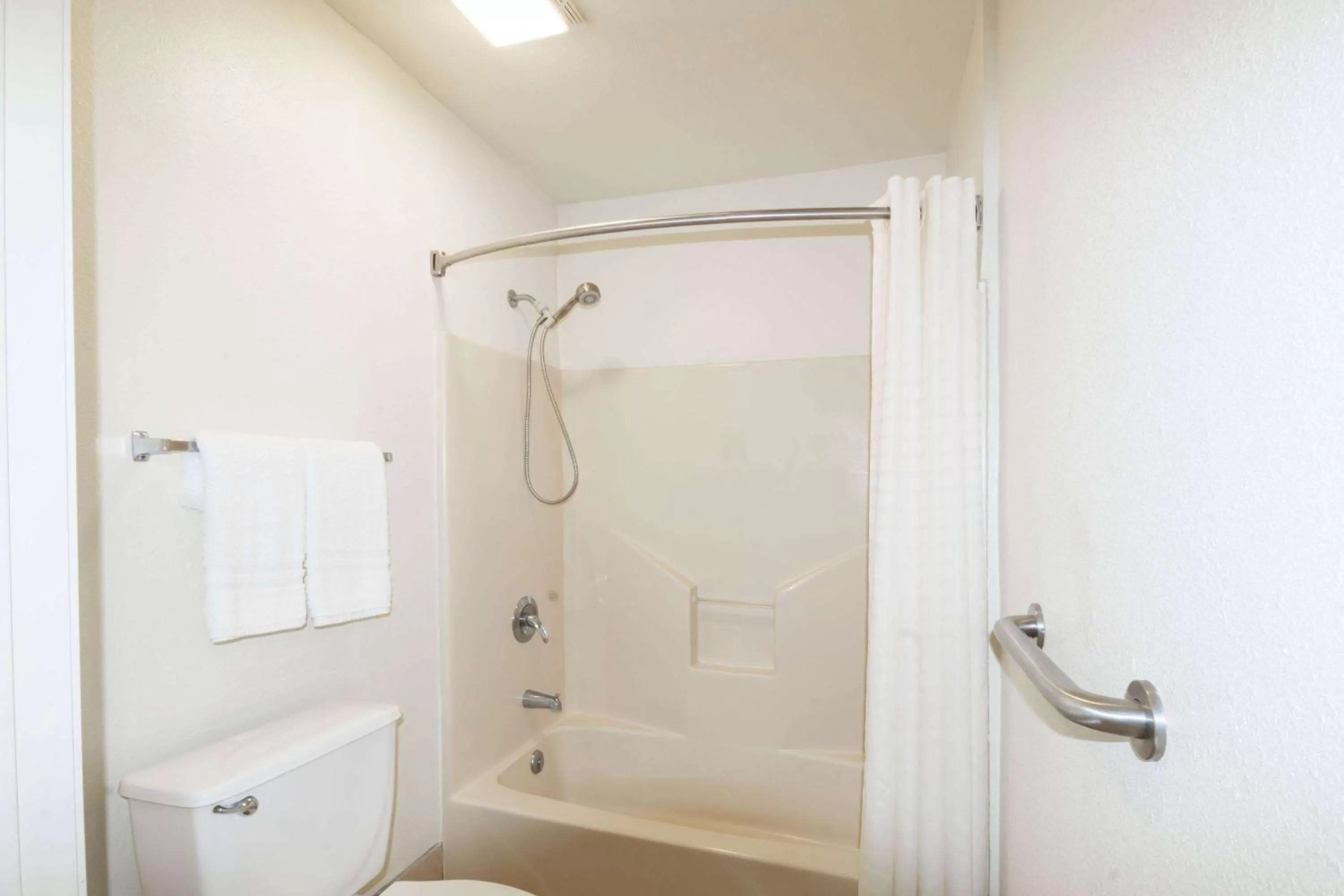 Photo of the whole room in Travelodge by Wyndham Temple