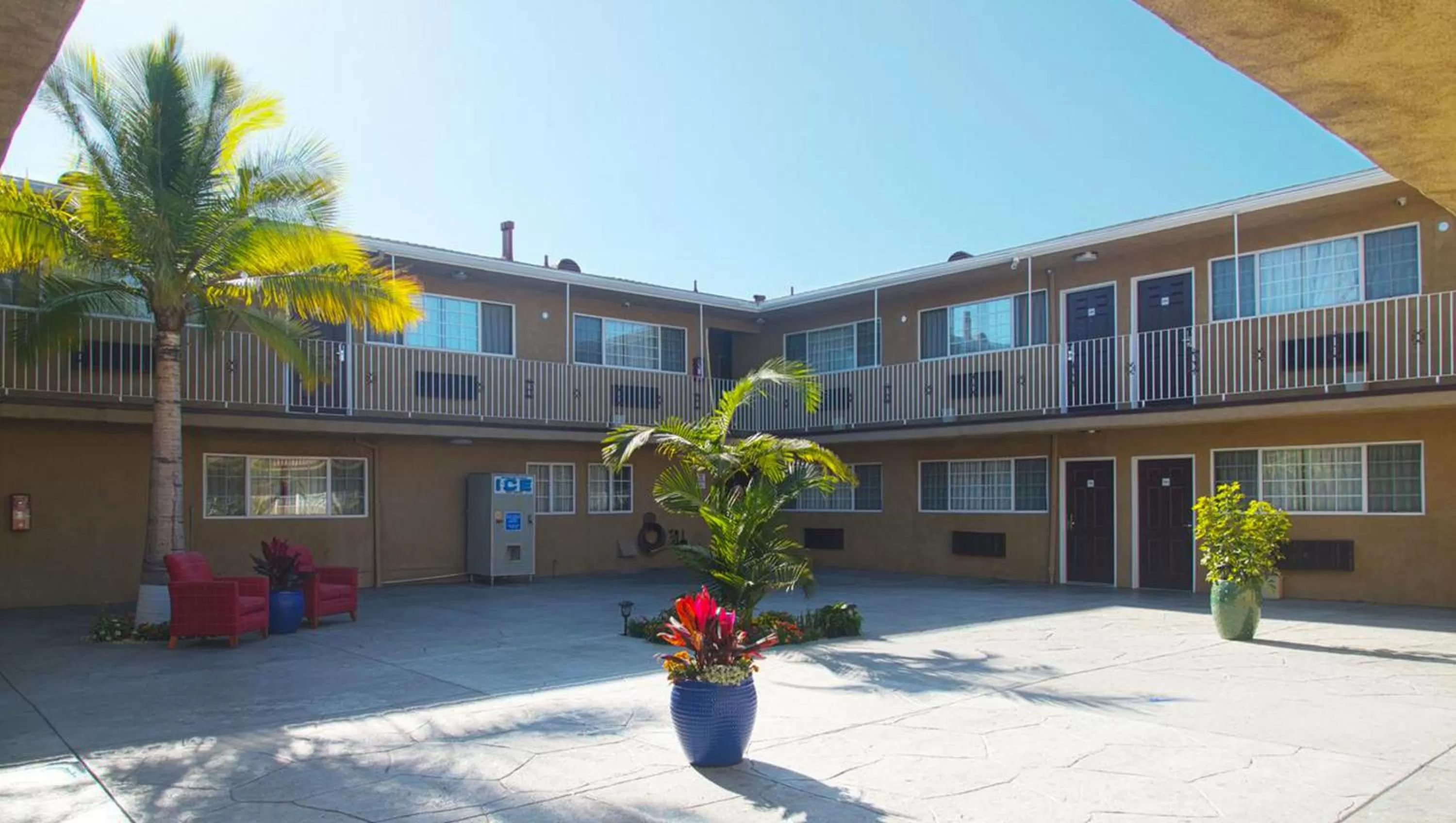 Property building in Kings Motel Inglewood