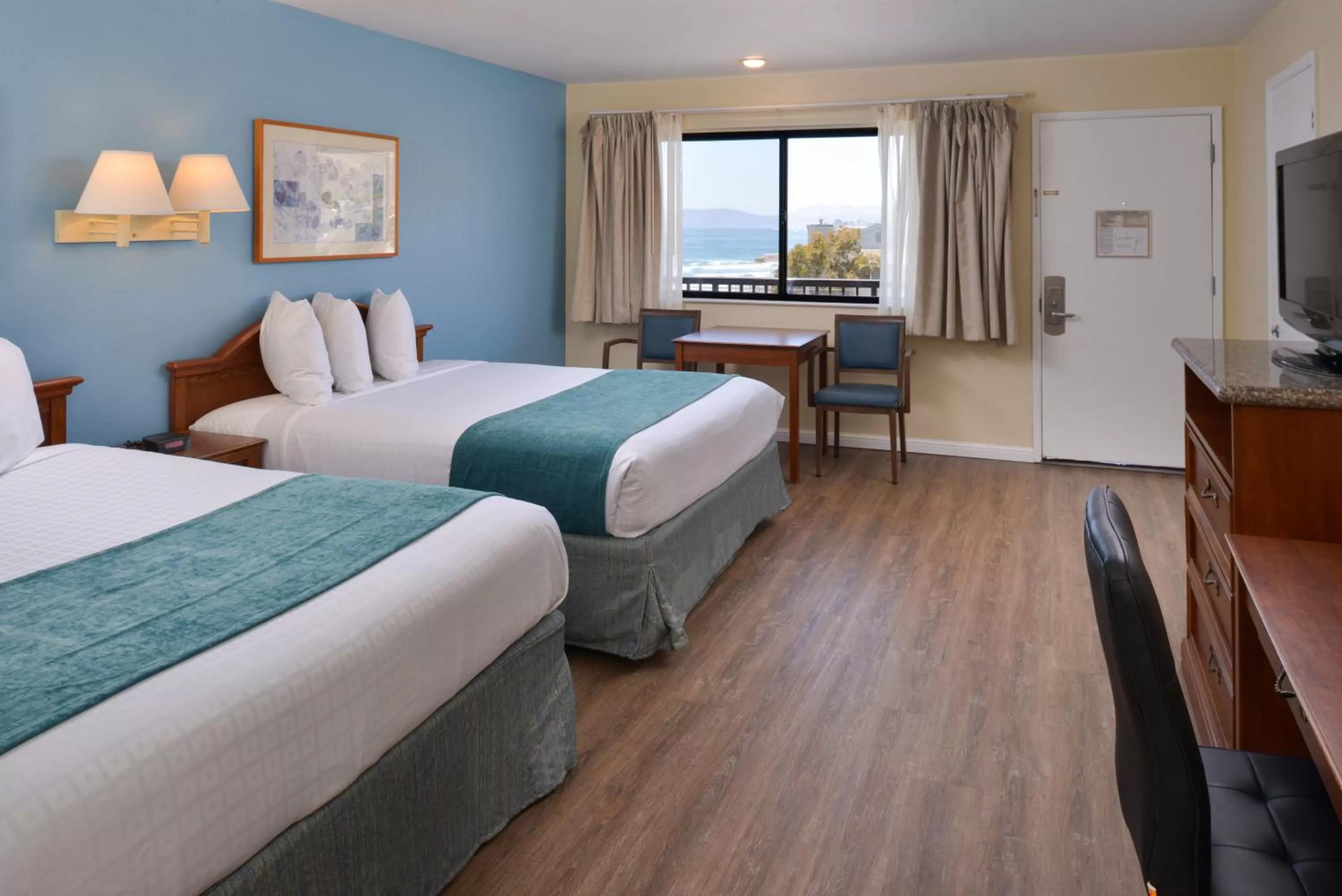 Photo of the whole room, Bed in Edgewater Inn and Suites