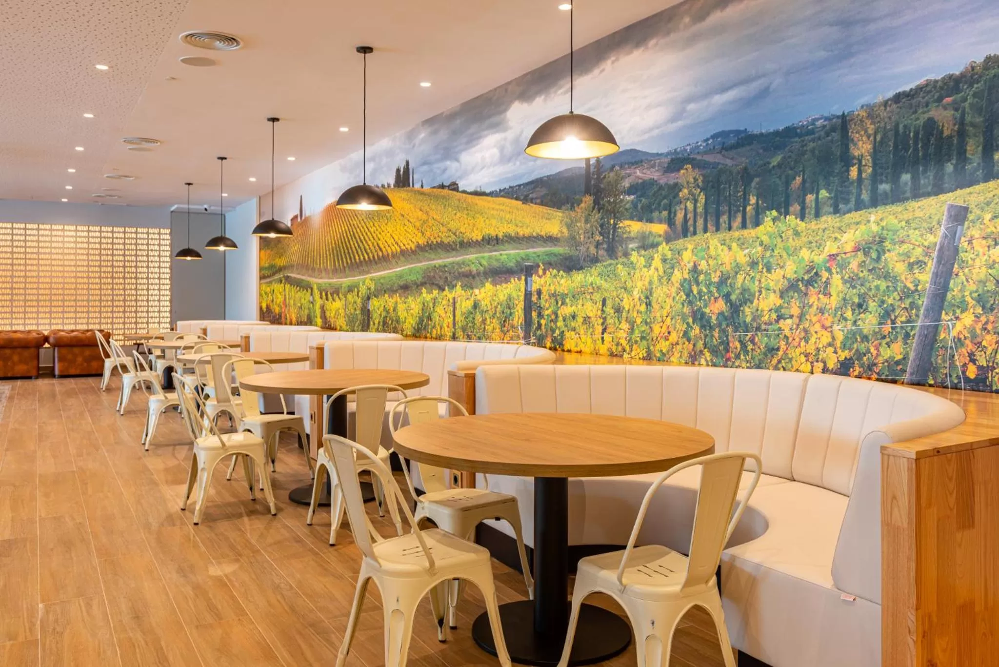 Lounge or bar in L'Azure Hotel 4* Sup