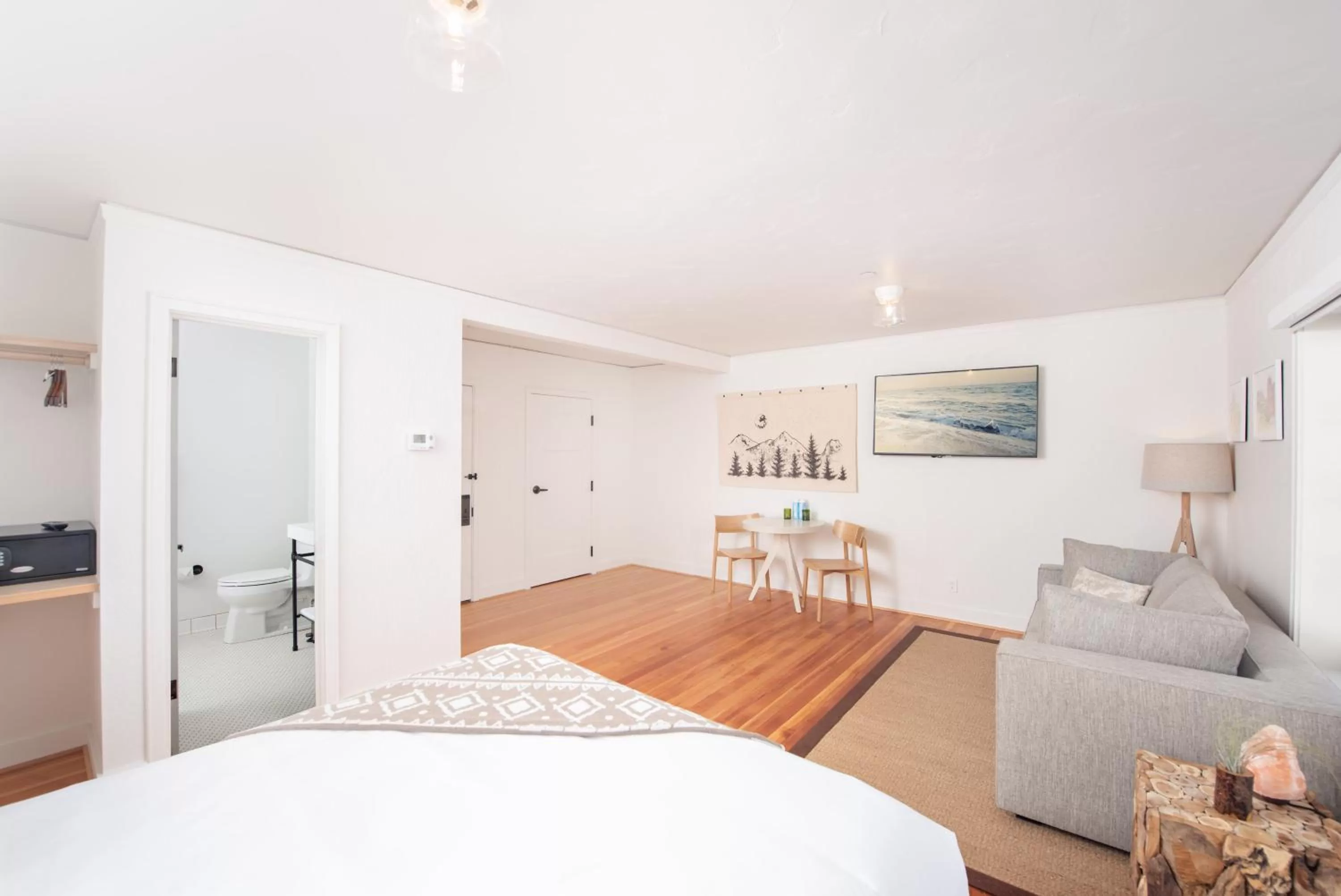 Photo of the whole room, Bed in SCP Redmond Hotel