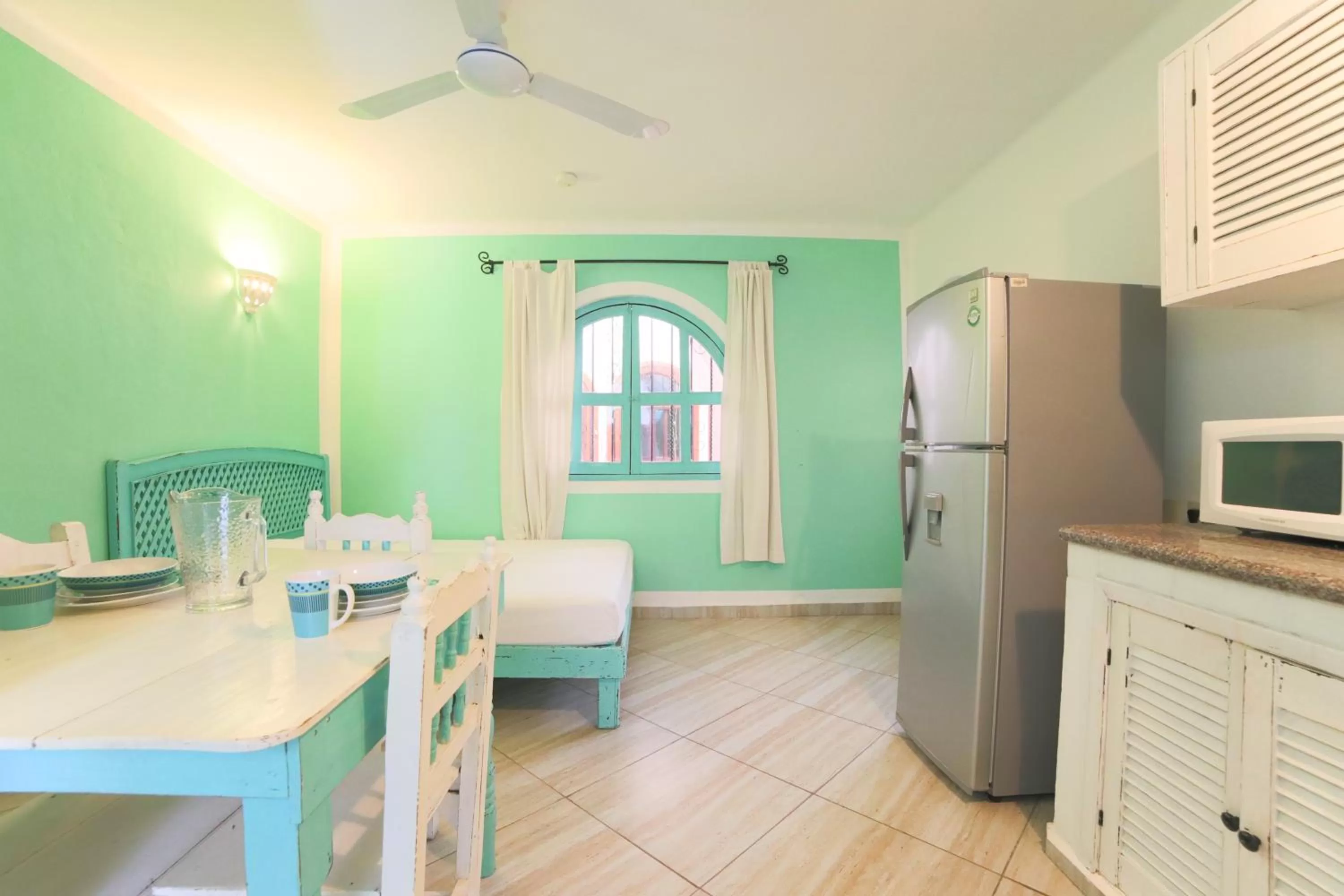 Kitchen or kitchenette, Dining Area in 5ta AVENIDA Alma y Mar APART HOTEL by BFH