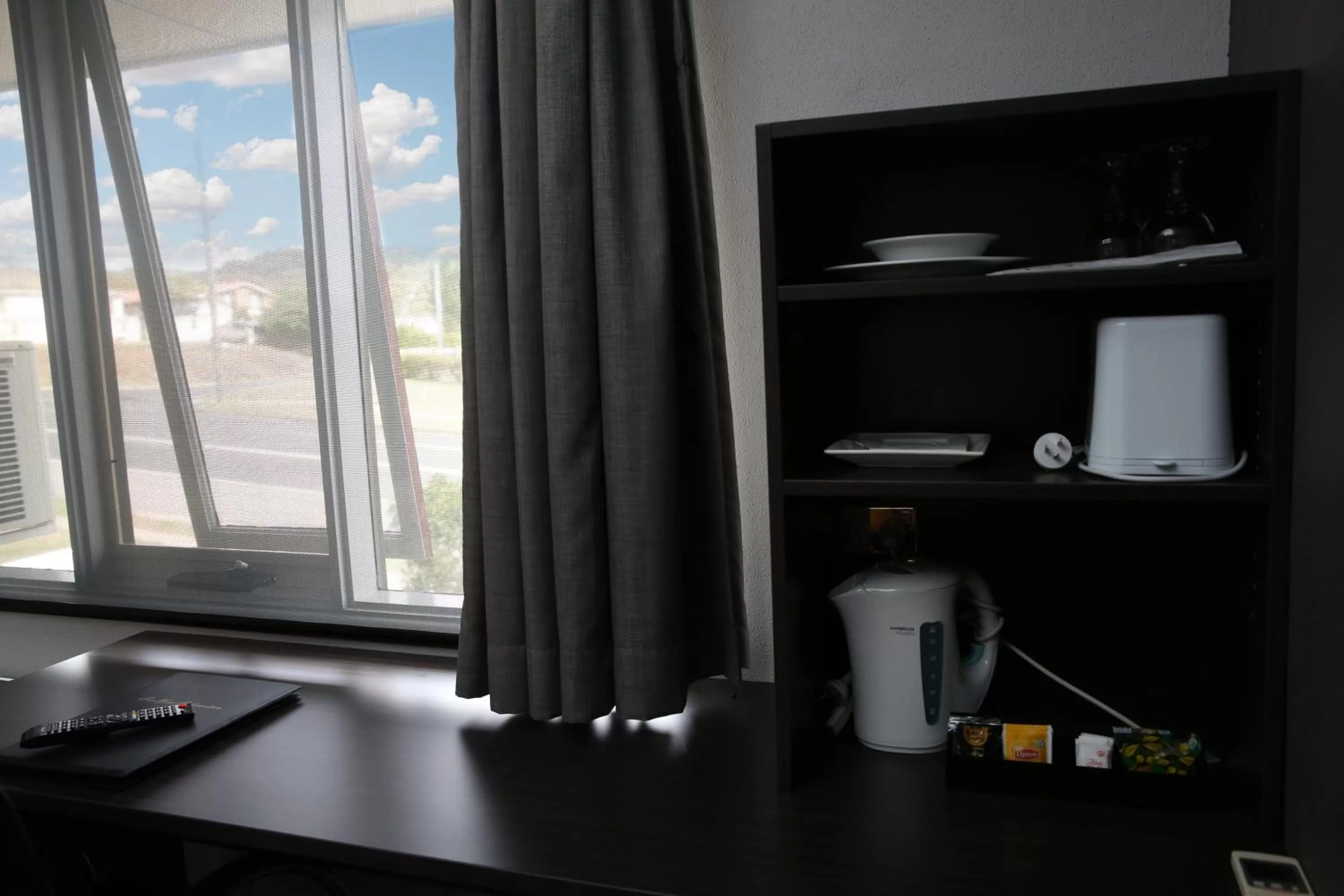 Photo of the whole room, TV/Entertainment Center in White Manor Motel