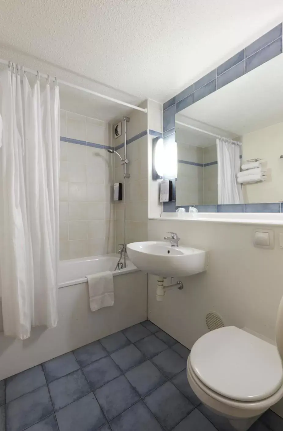 2 Single Beds 1 Junior Bed in Hôtel Restaurant Campanile Aurillac 2 Single Beds 1 Junior Bed in Hôtel Restaurant Campanile Aurillac