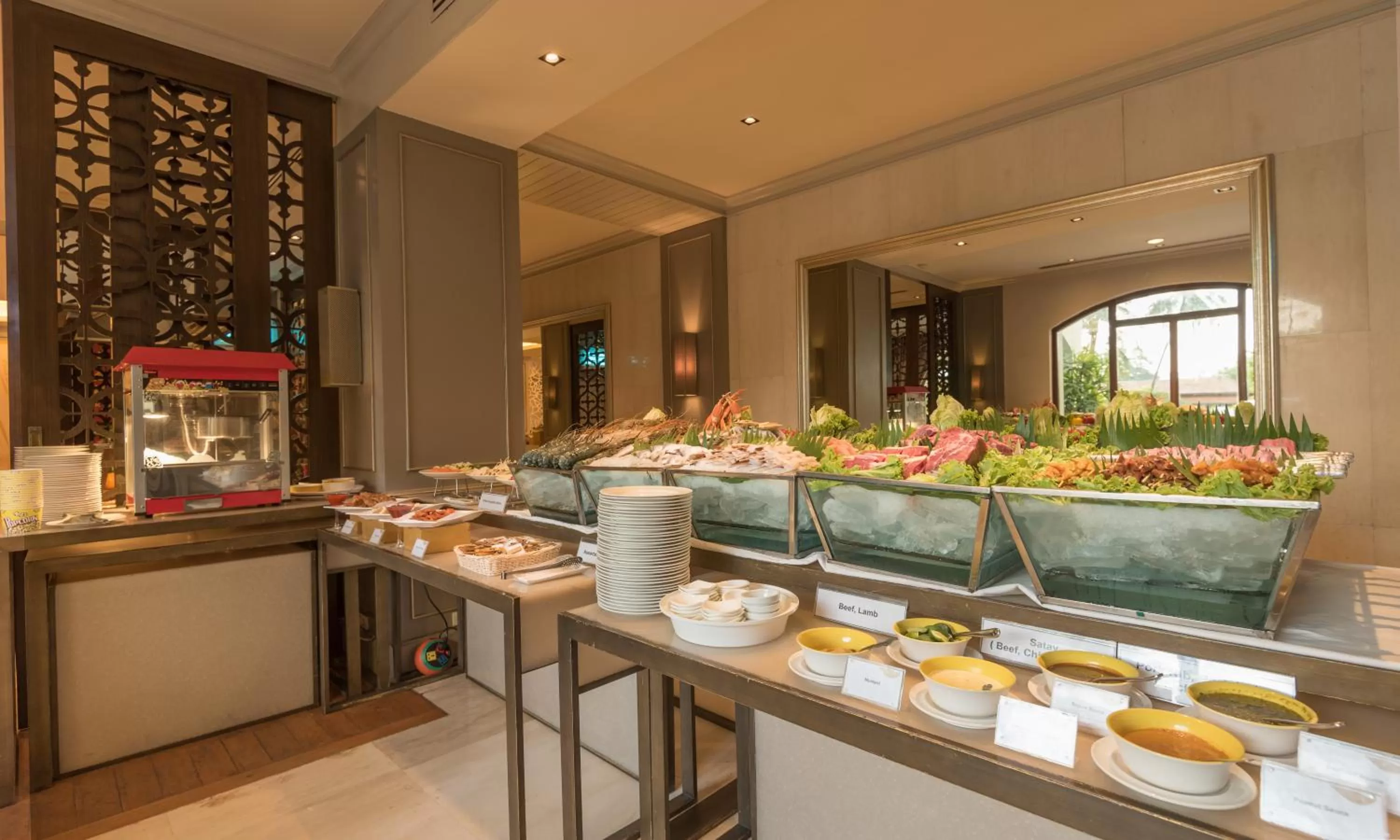 Restaurant/places to eat in Chatrium Hotel Royal Lake Yangon