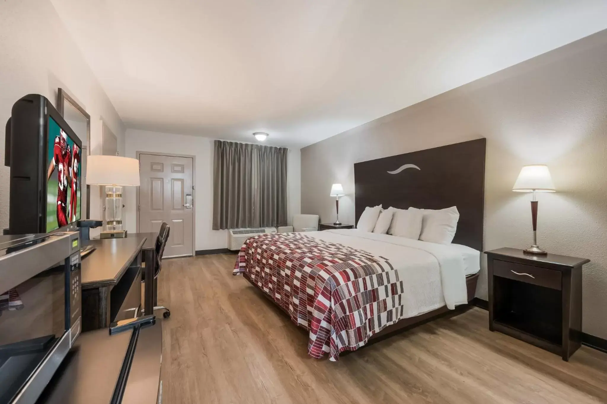 Deluxe King Room Non-Smoking in Red Roof Inn College Station Deluxe King Room Non-Smoking in Red Roof Inn College Station