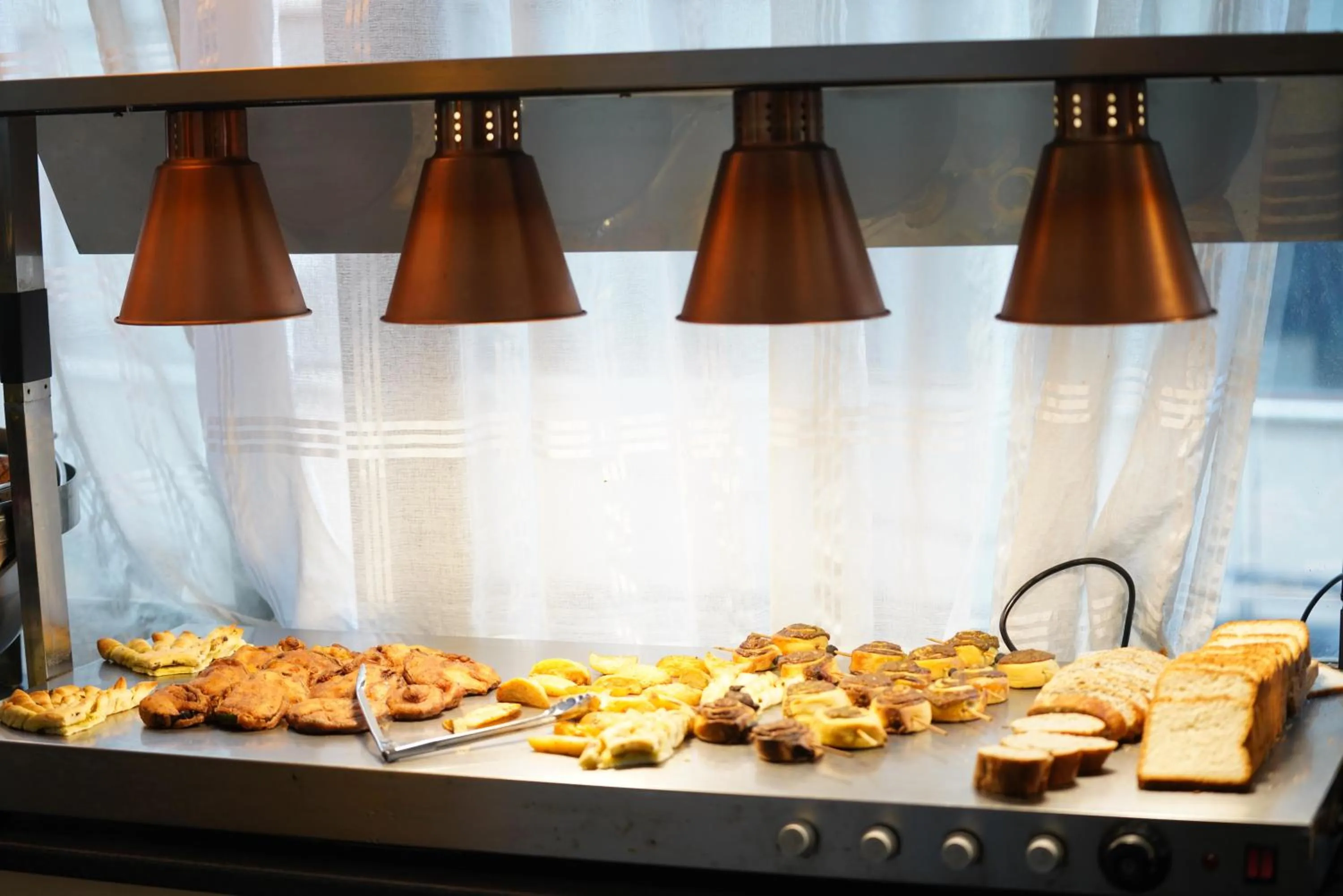 Restaurant/places to eat in Mado Hotel