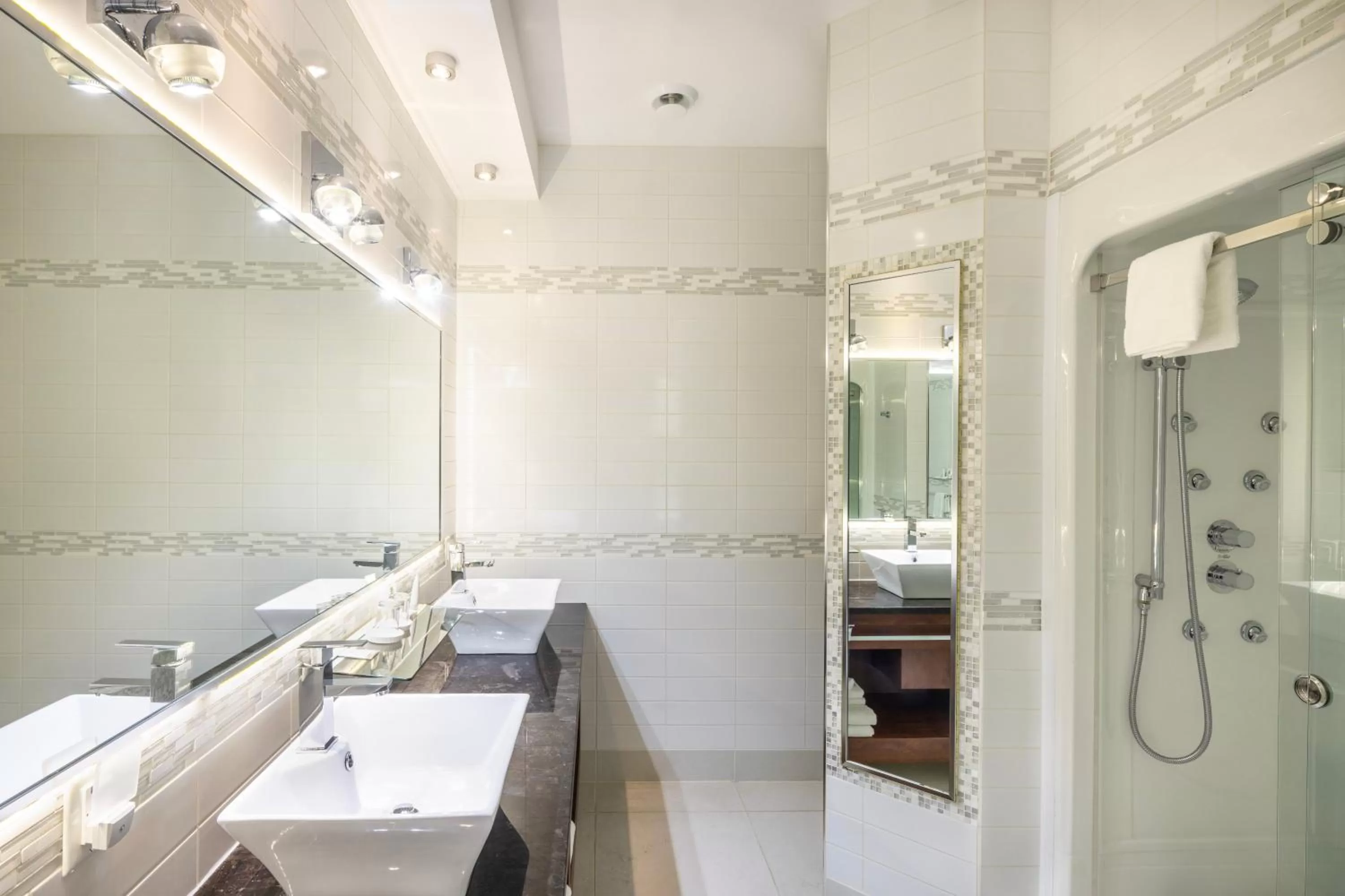 Shower in Les Suites de Laviolette, an Ascend Collection Hotel