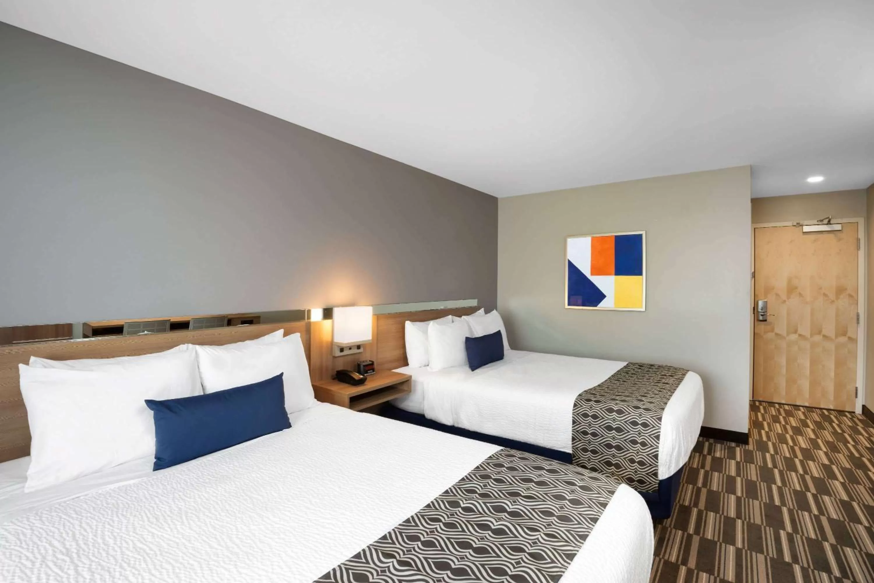 Photo of the whole room, Bed in Microtel Inn & Suites by Wyndham Farmington