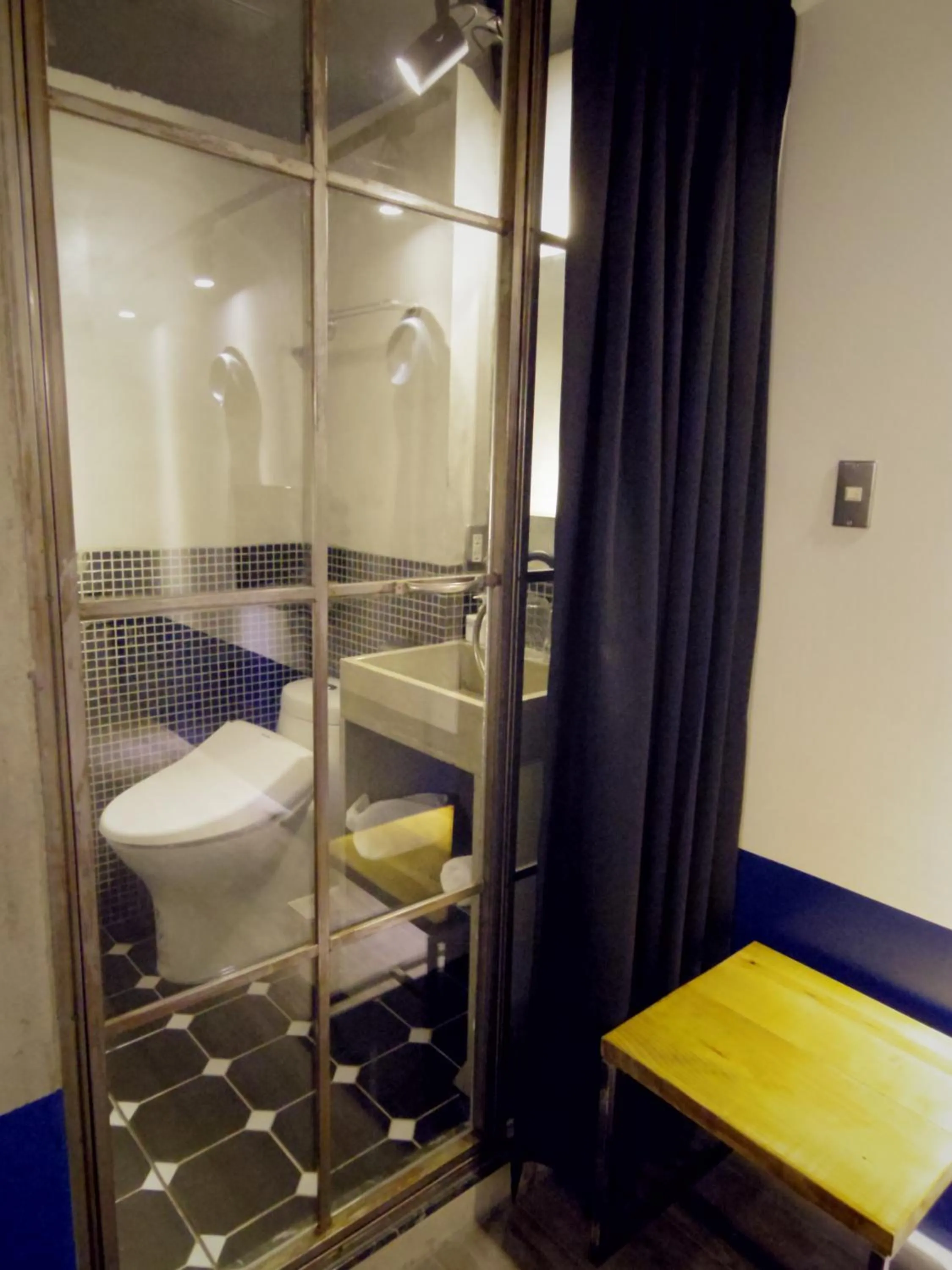 Bathroom in 禾裕 北車 Hey!U