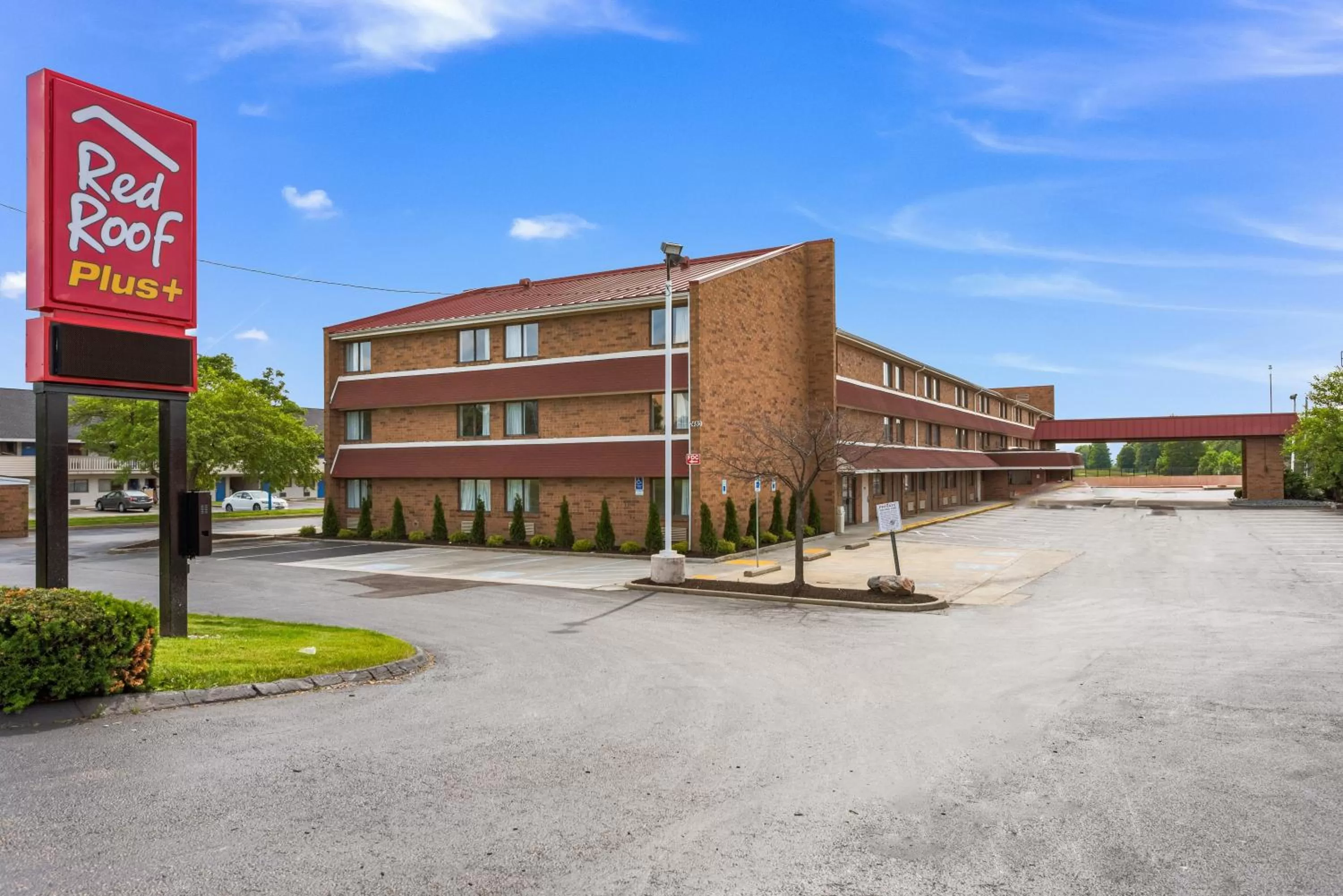 Property building in Red Roof Inn PLUS+ Columbus - Worthington