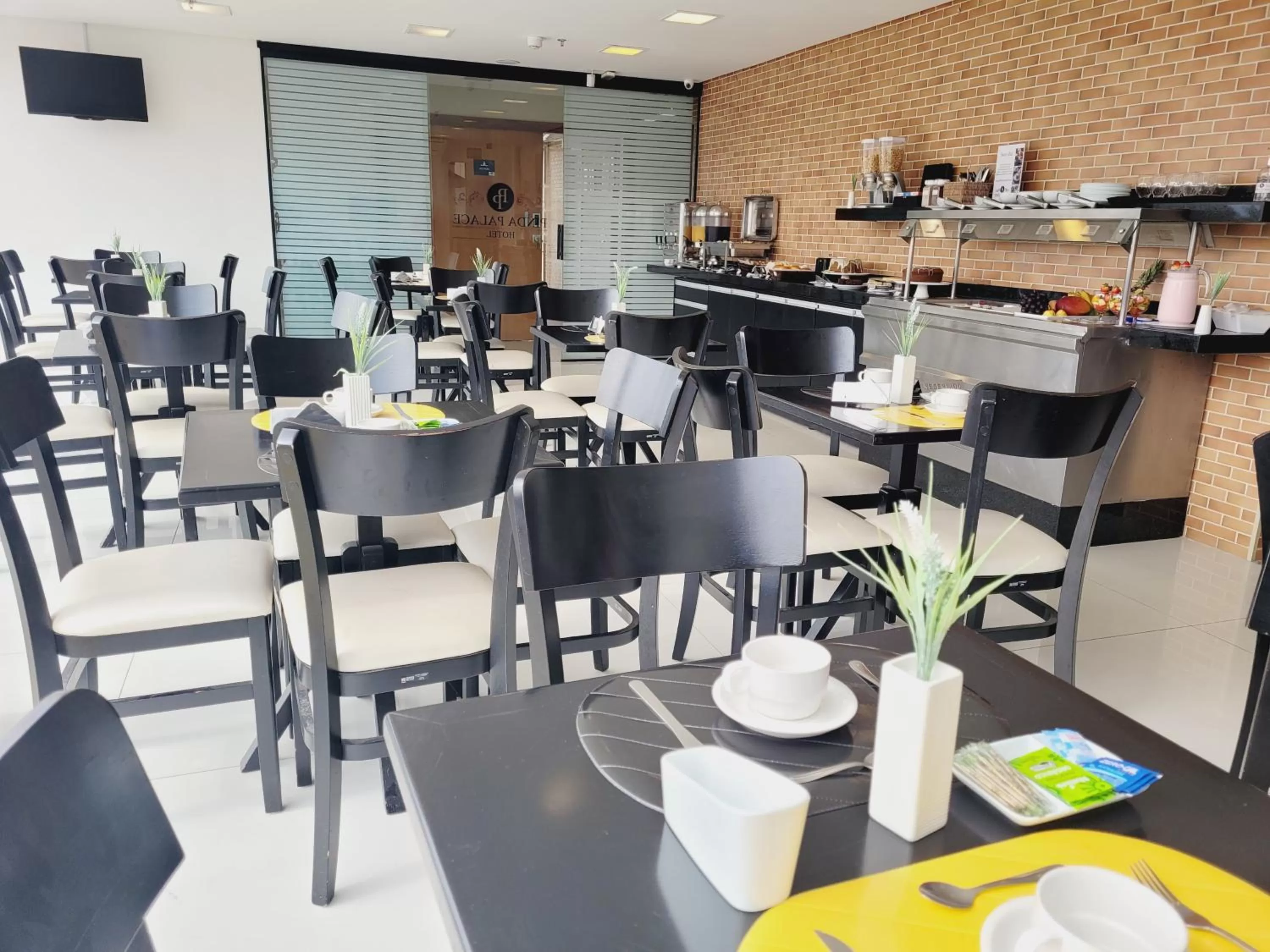 Dining area in Pinda Palace Hotel