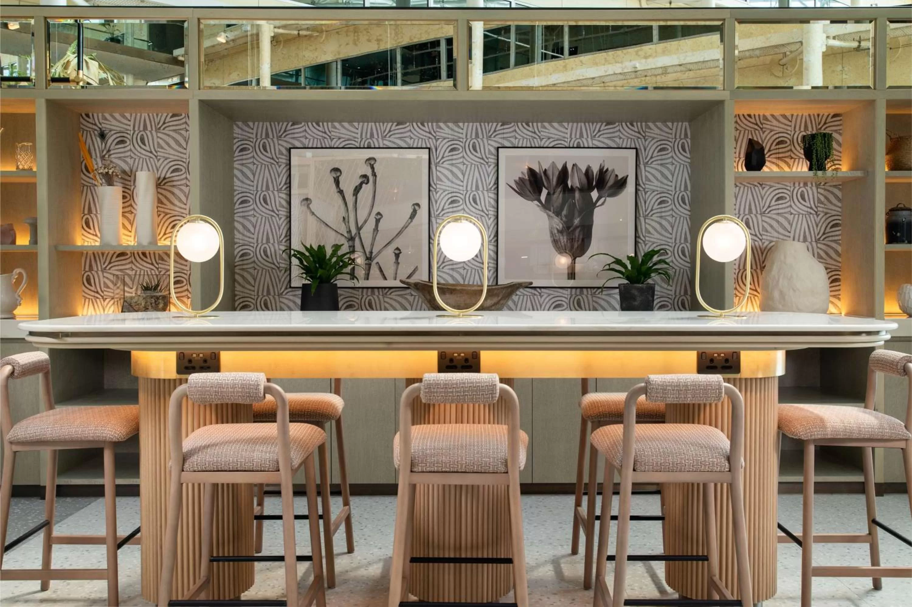 Lounge or bar in Hilton London Heathrow Airport