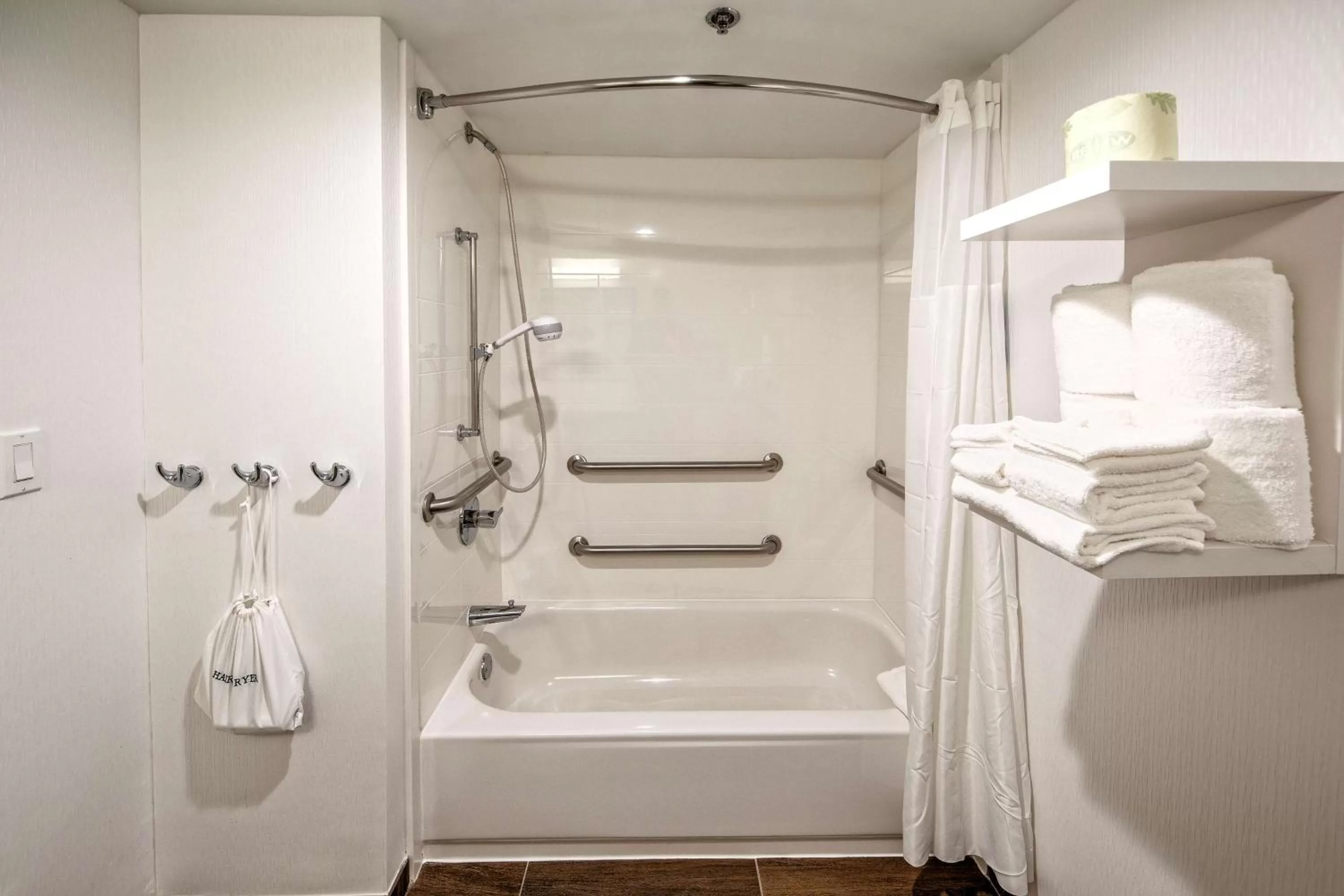 Bathroom in Hampton Inn Dumfries/Quantico