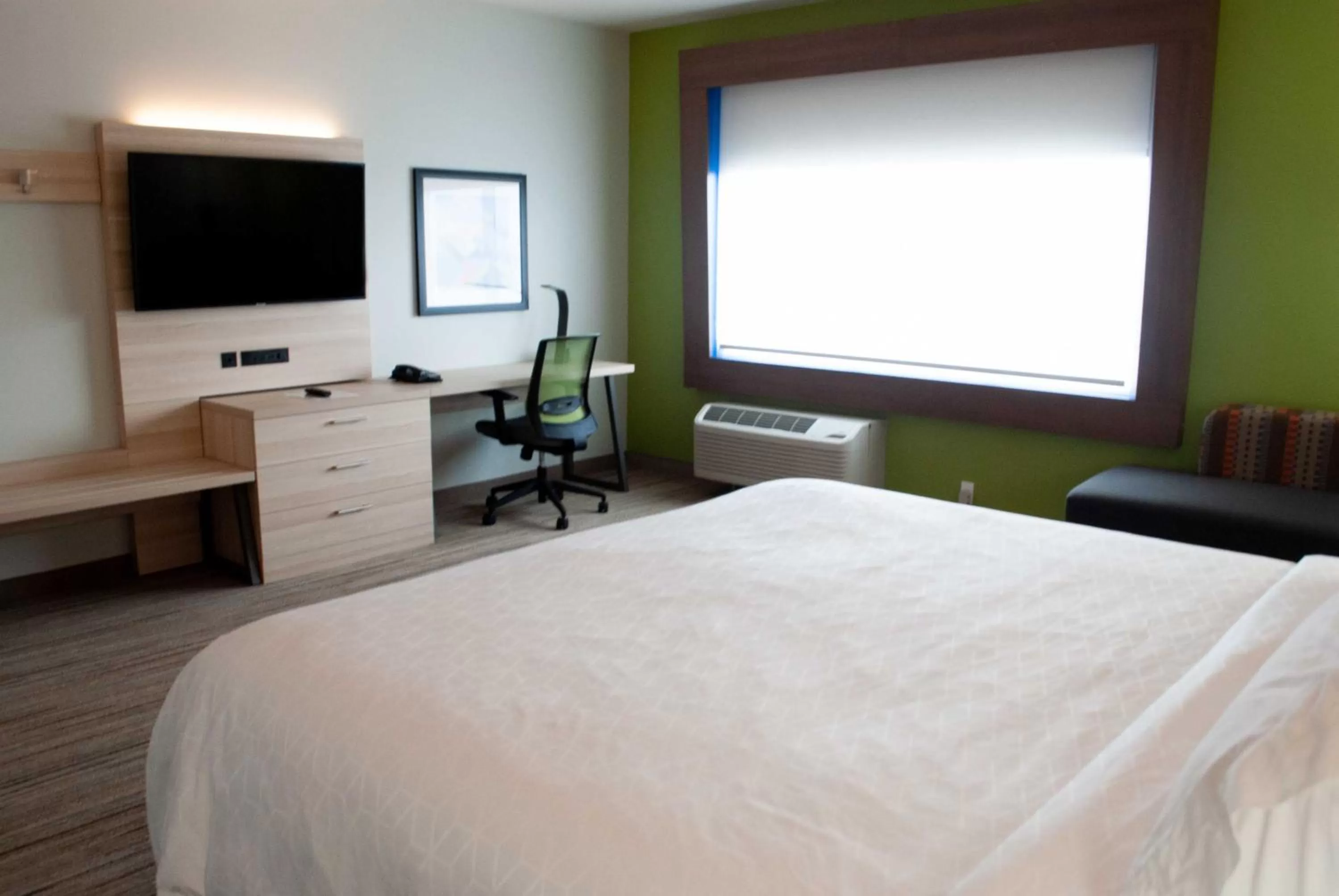 Photo of the whole room, Bed in Holiday Inn Express & Suites Edmonton N - St Albert by IHG
