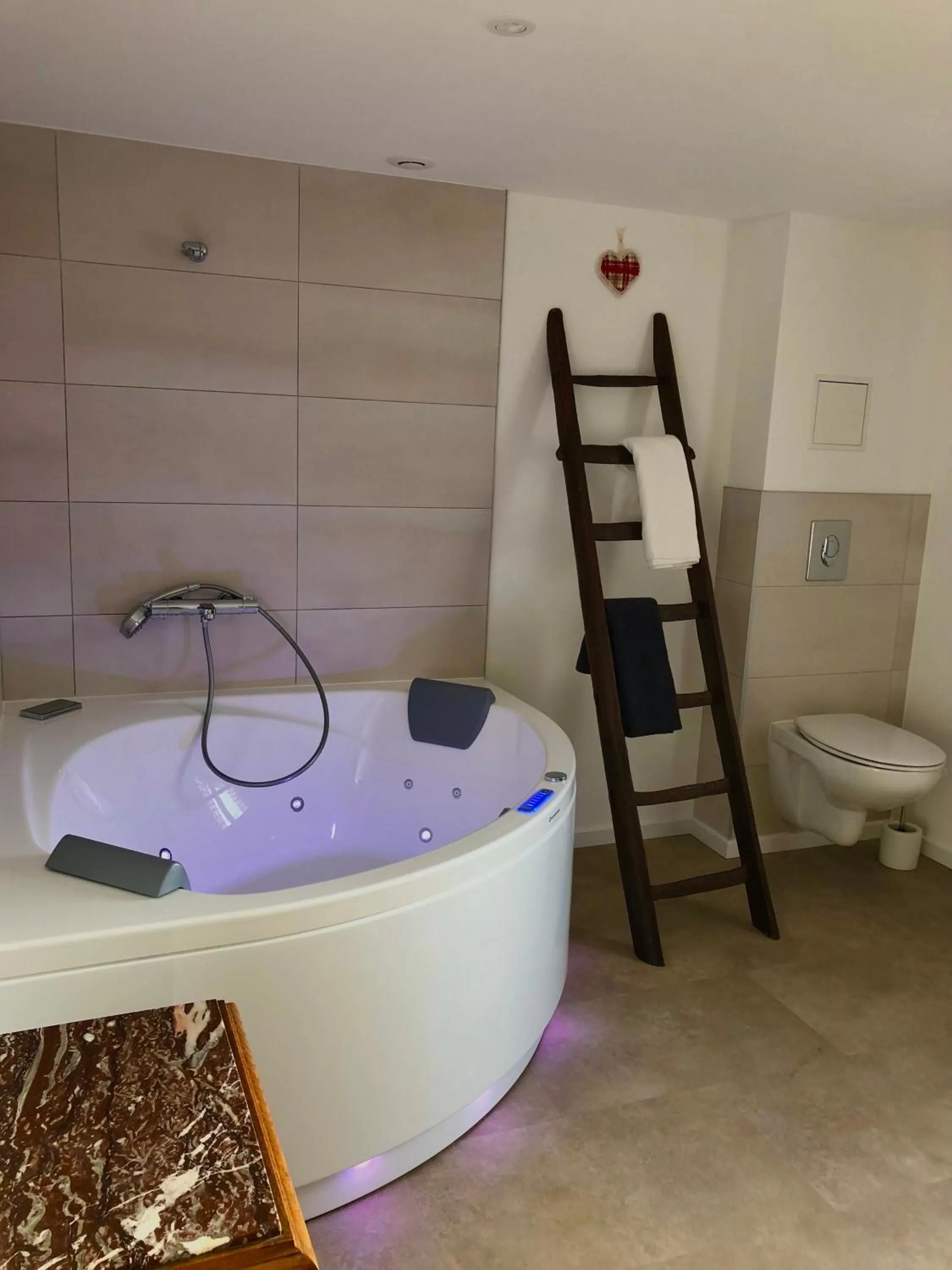 Bathroom in Au repos des vignes, chambres d'hôtes