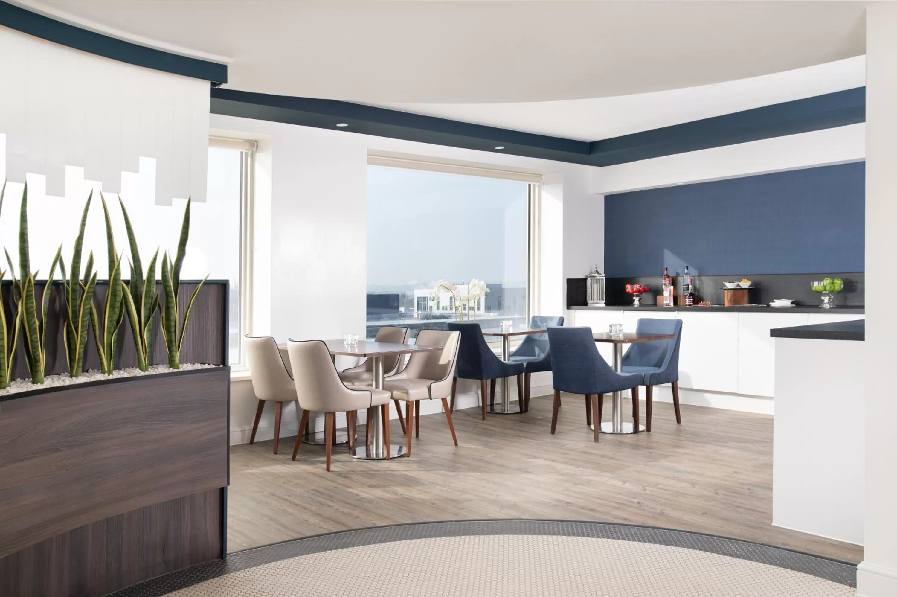 Lounge or bar in Sofitel London Gatwick