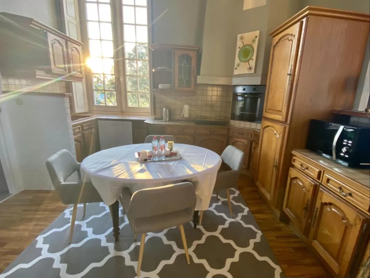 Dining Area in Hôtel Particulier CHÂTEAU DES MARAIS Proximité et vue sur le Lac de Grand lieu