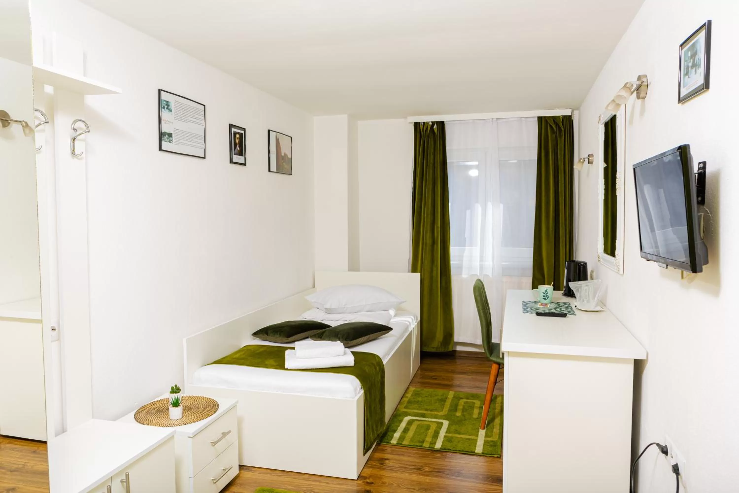 Seating area, Bed in Pensiunea Pictorilor