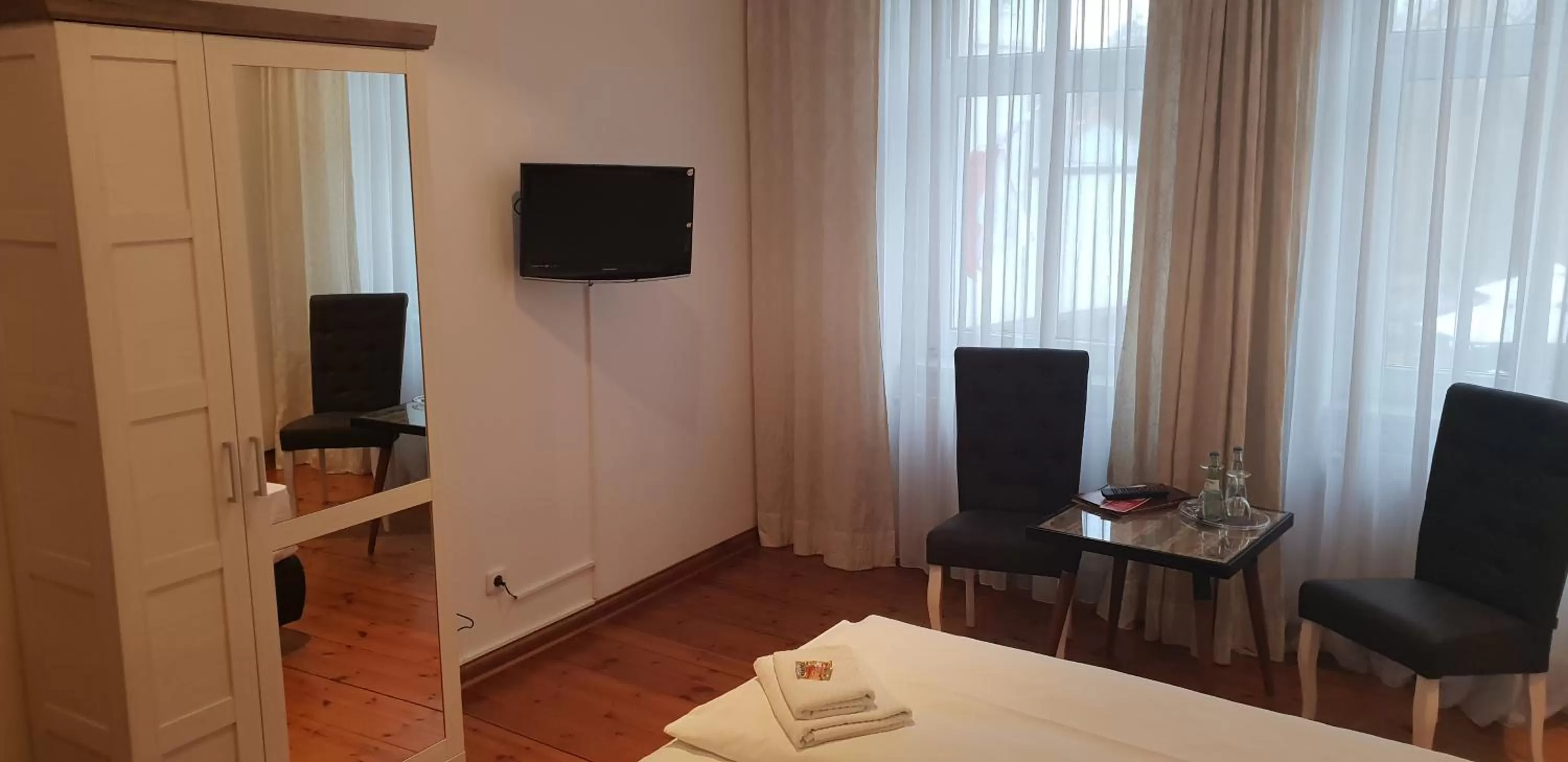 Photo of the whole room, Bed in Hotel & Restaurant "Deutscher Kaiser"