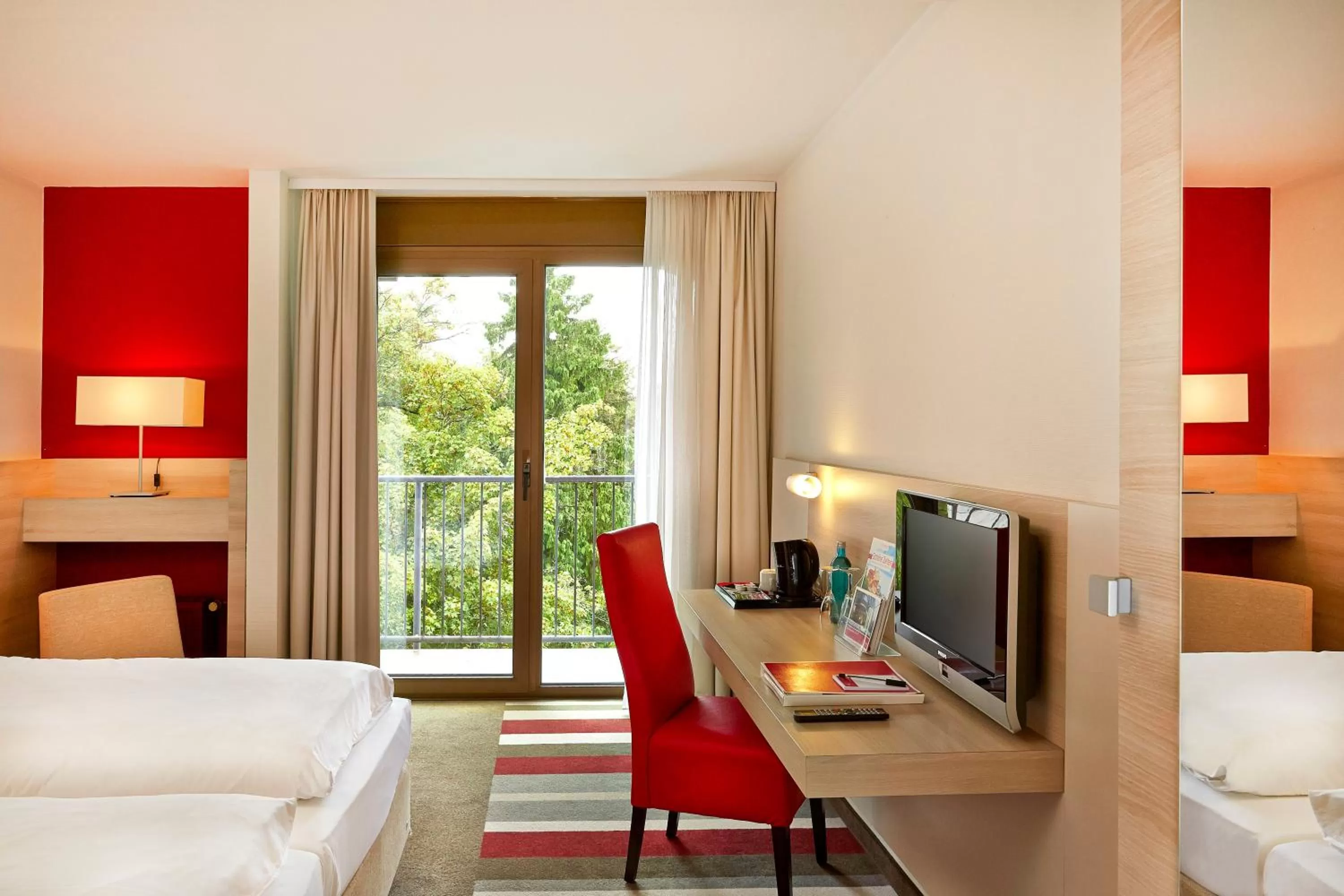 Seating area, Bed in H+ Hotel Bad Soden