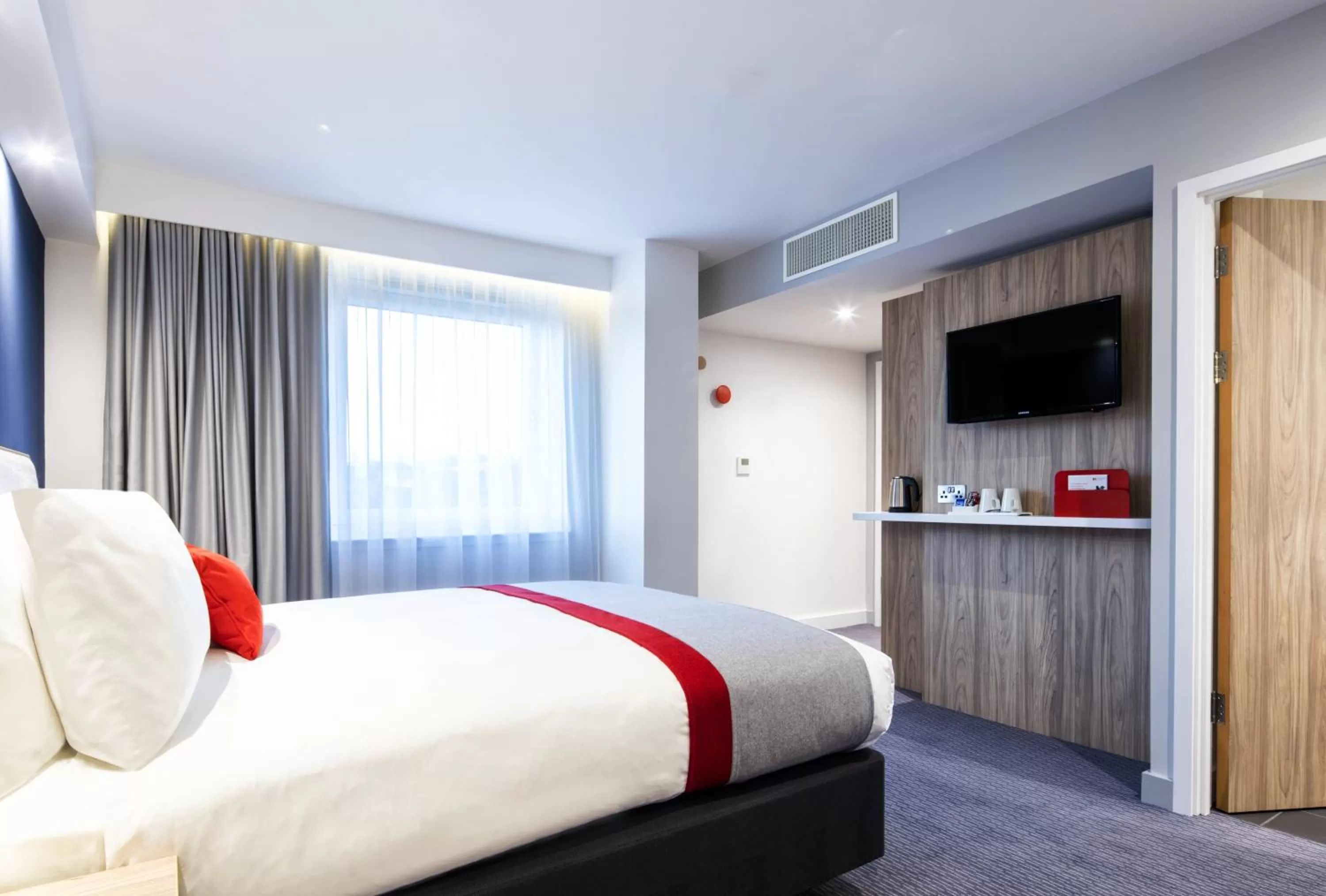 Photo of the whole room, Bed in Holiday Inn Express Dublin City Centre by IHG