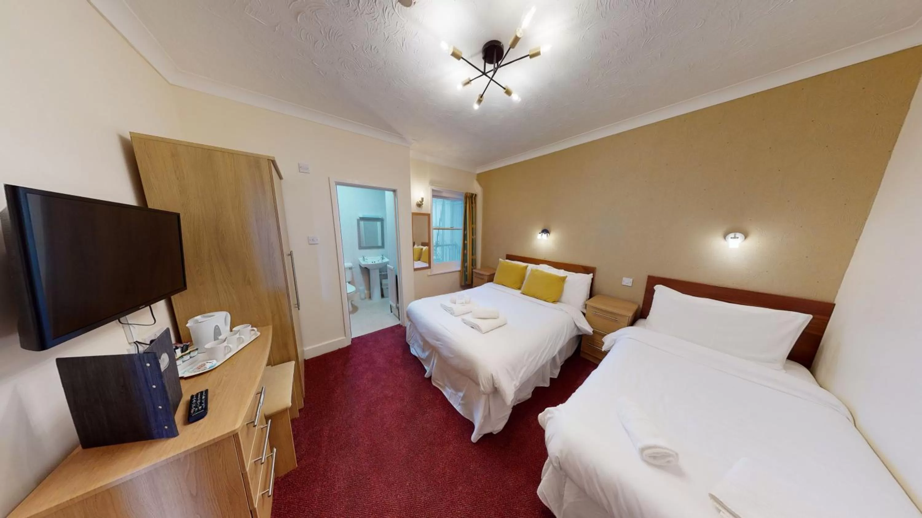 Bedroom, Bed in Marine Lodge