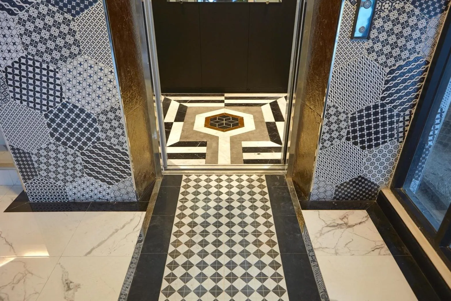 elevator in Chezzotel Pattaya