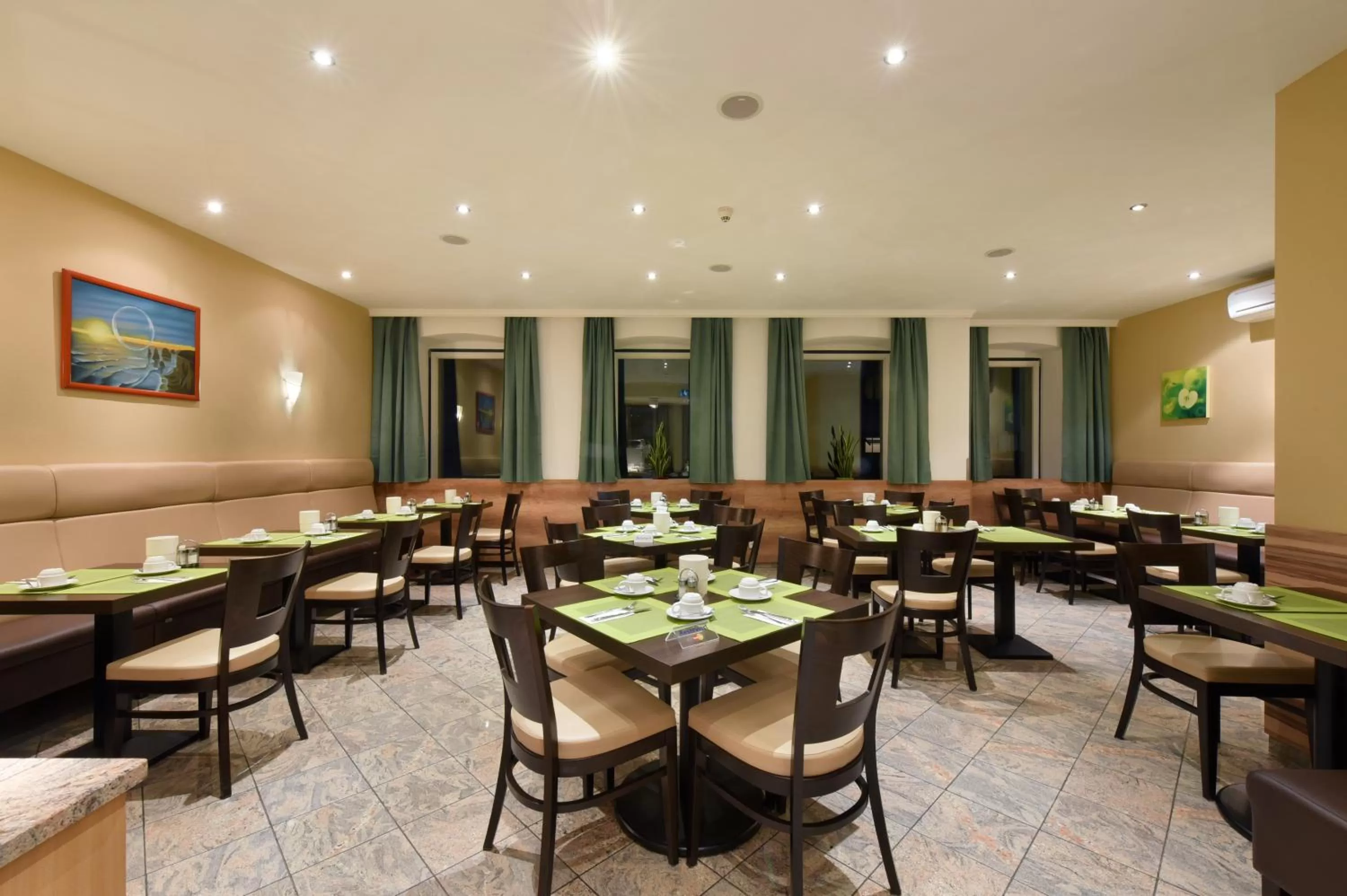 Restaurant/places to eat in Hotel Lucia