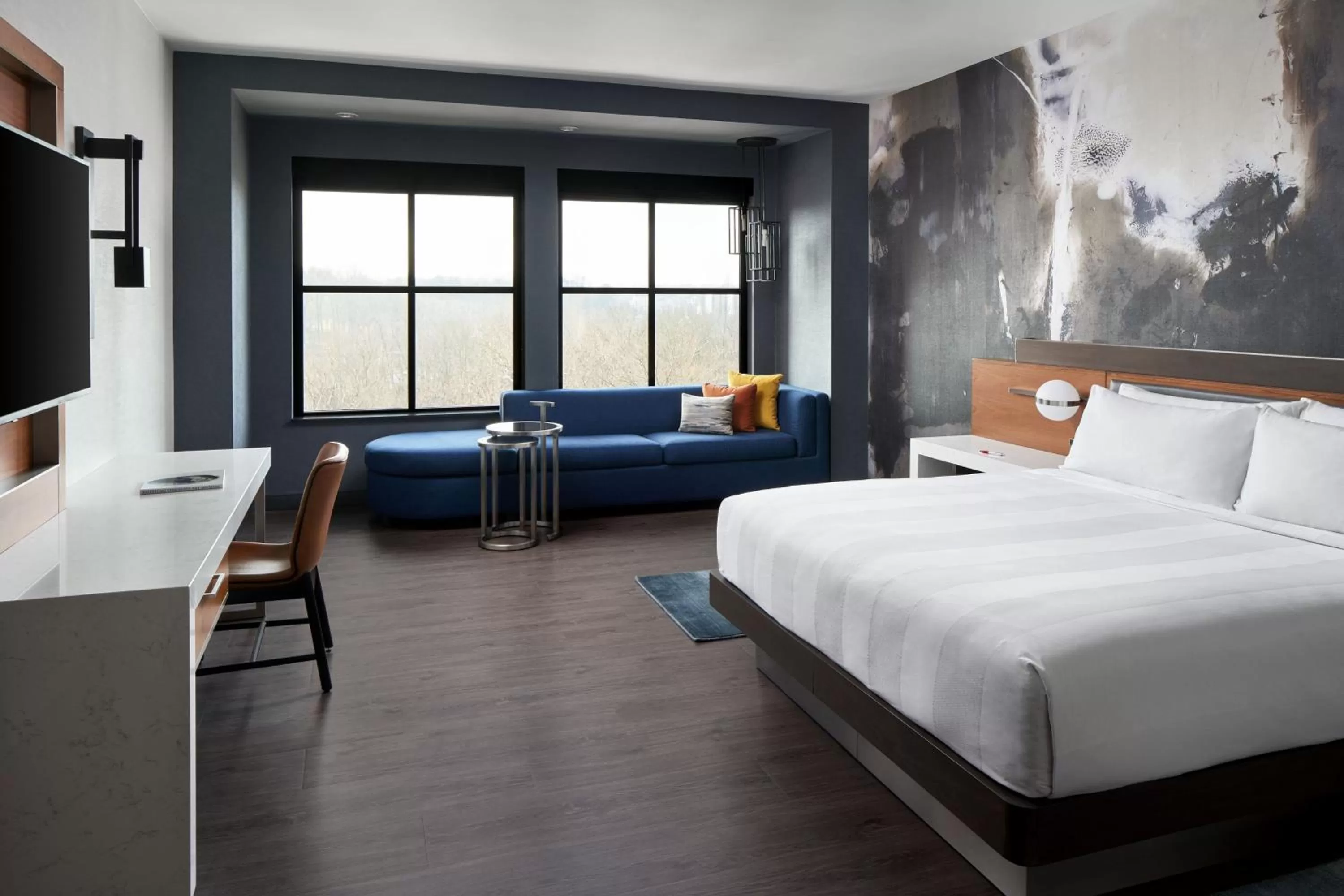 Photo of the whole room, Bed in Marriott Owings Mills Metro Centre