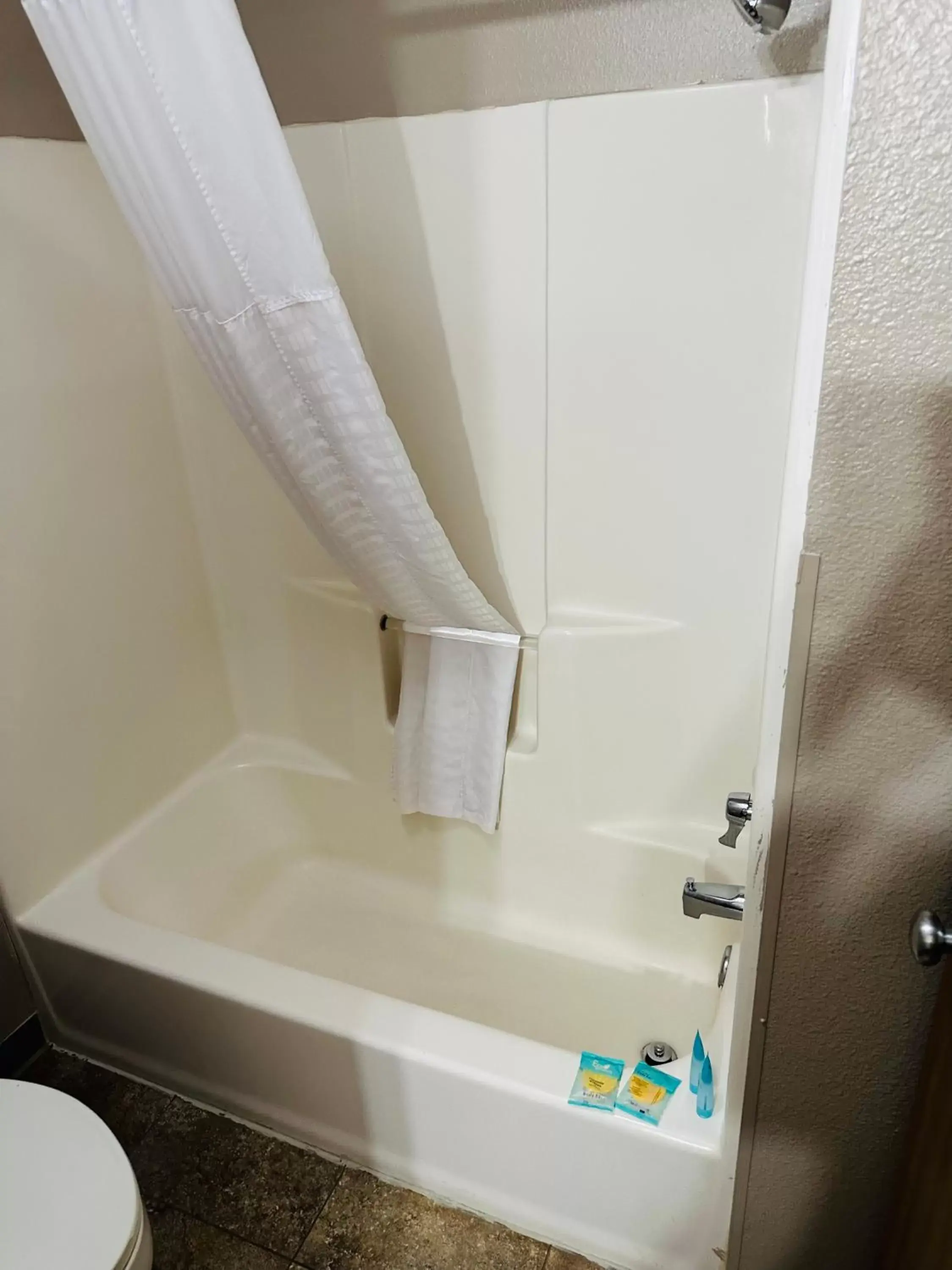 Family Room in Arlington Inn Family Room in Arlington Inn