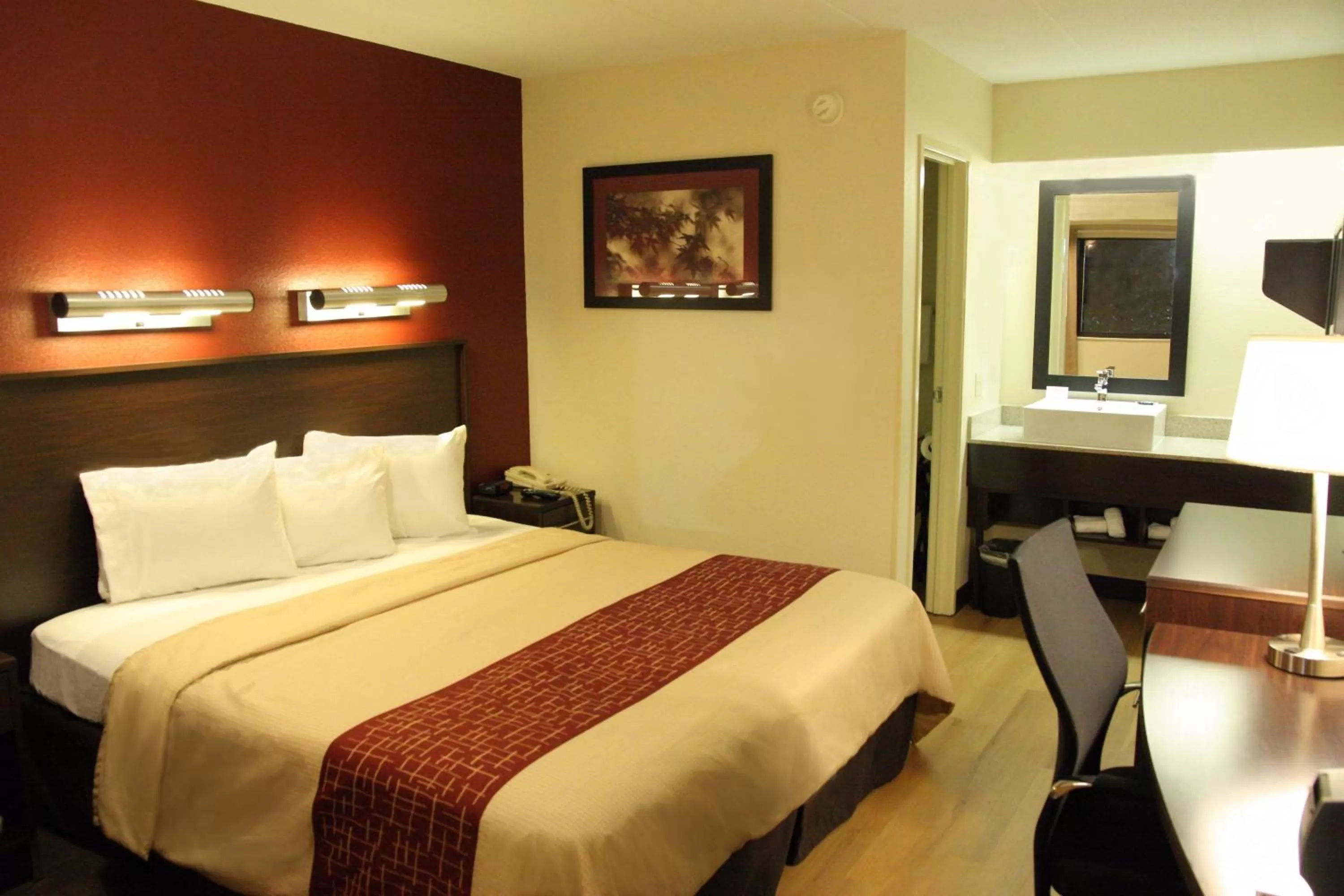  Standard King Room Smoke Free in Red Roof Inn PLUS+ Philadelphia Airport