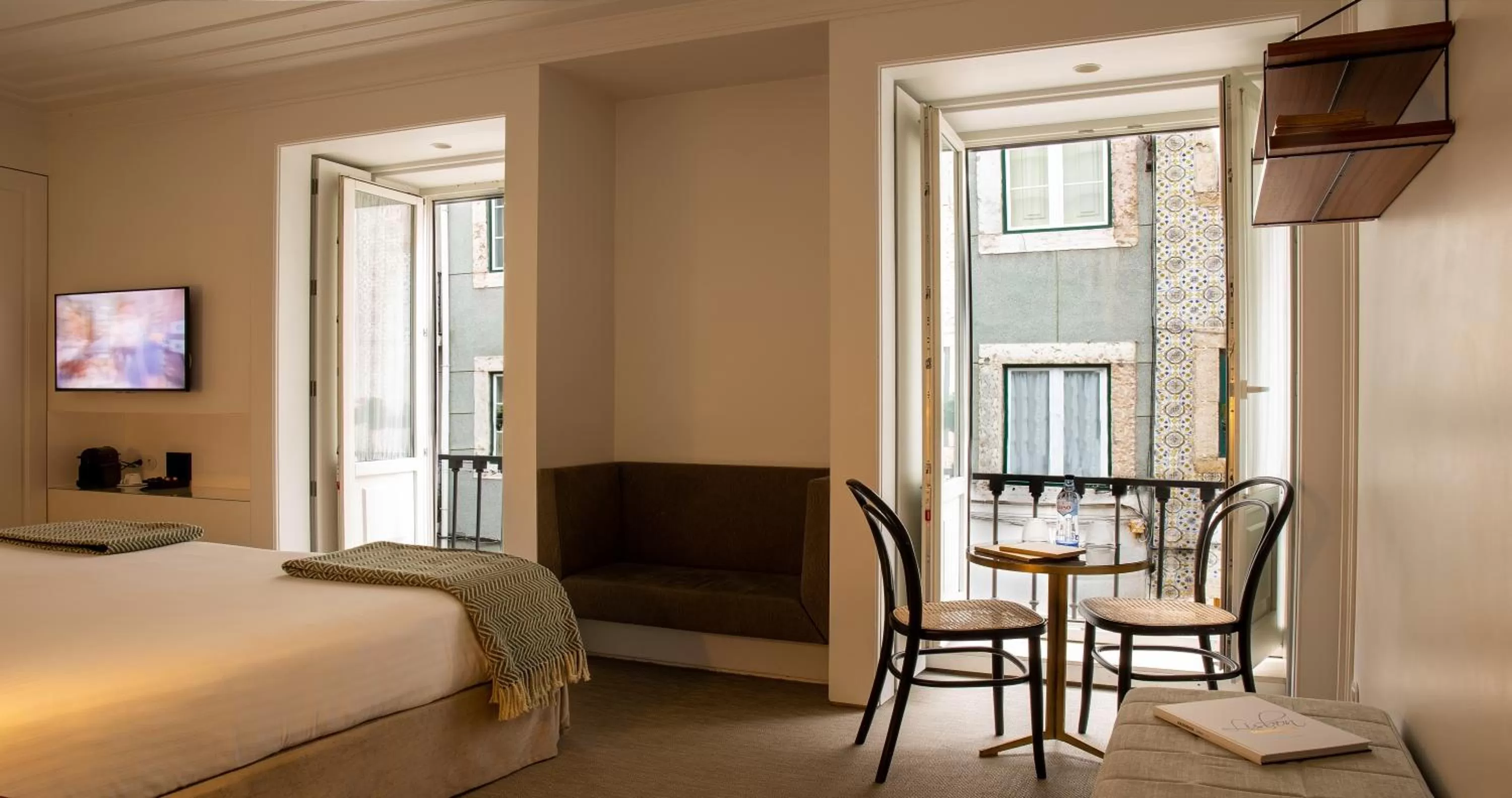 Communal lounge/ TV room, Bed in Lisboa Pessoa Hotel