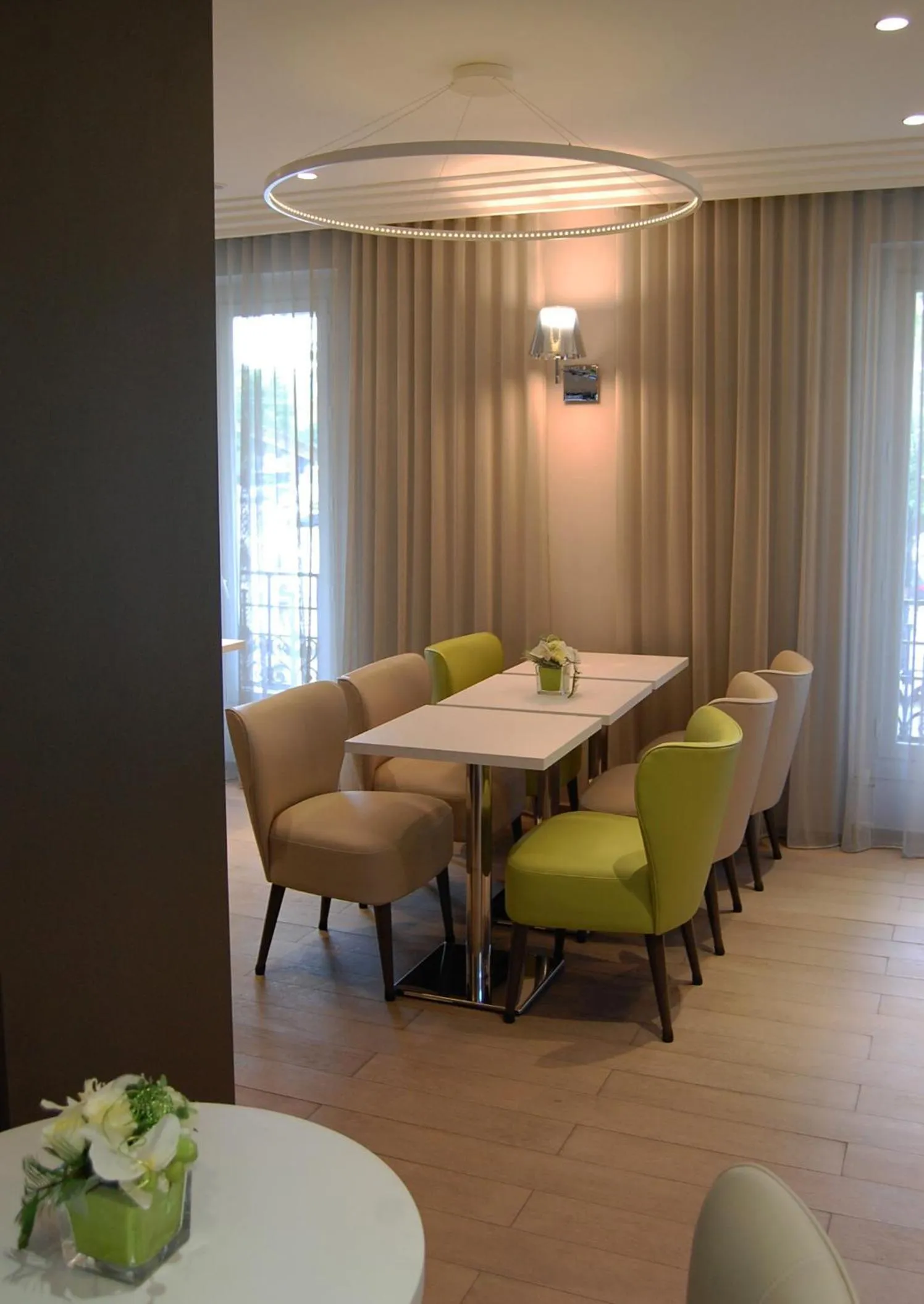 Restaurant/places to eat in Acropole