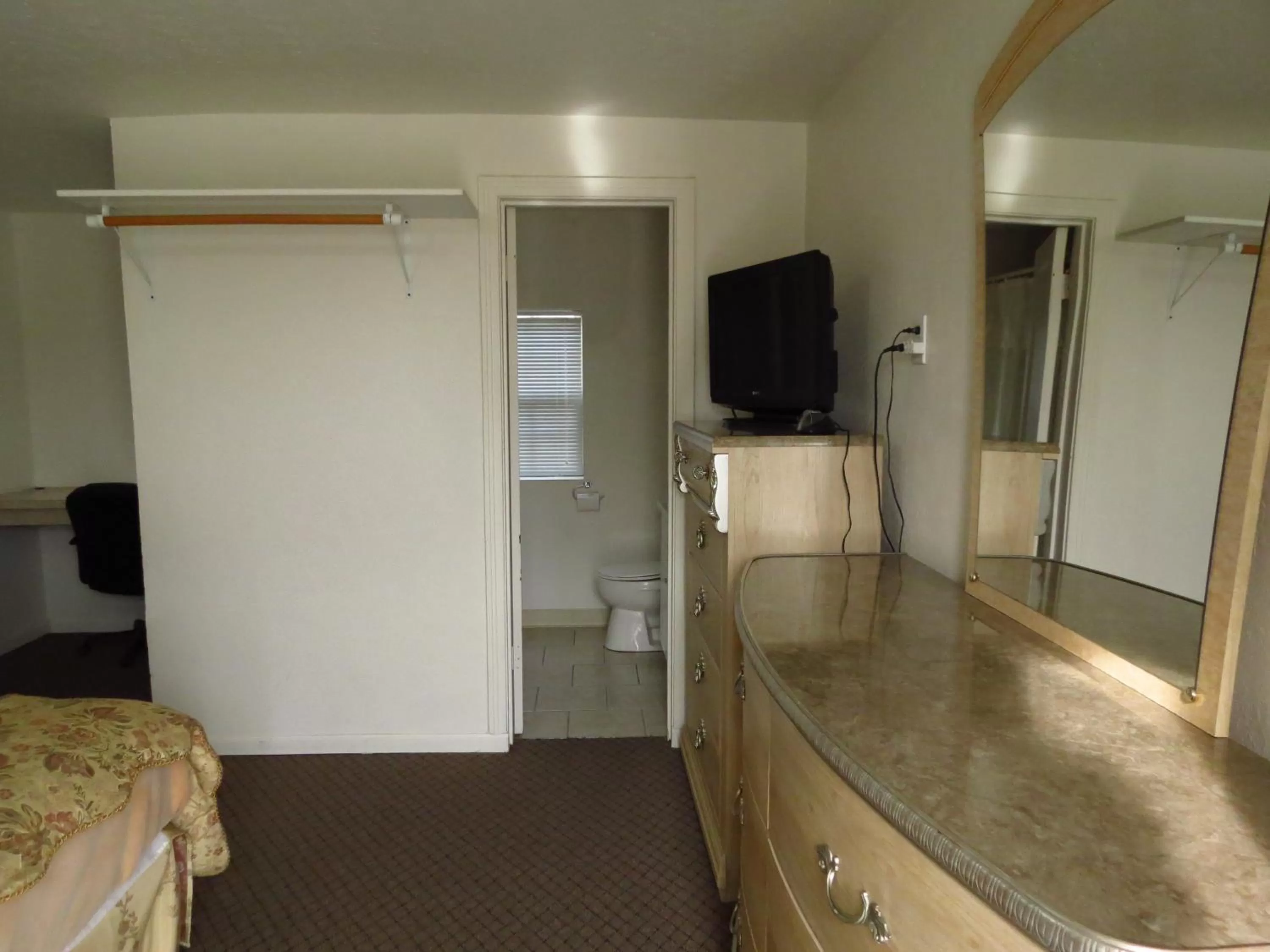 TV and multimedia in Best Inn Motel Salina