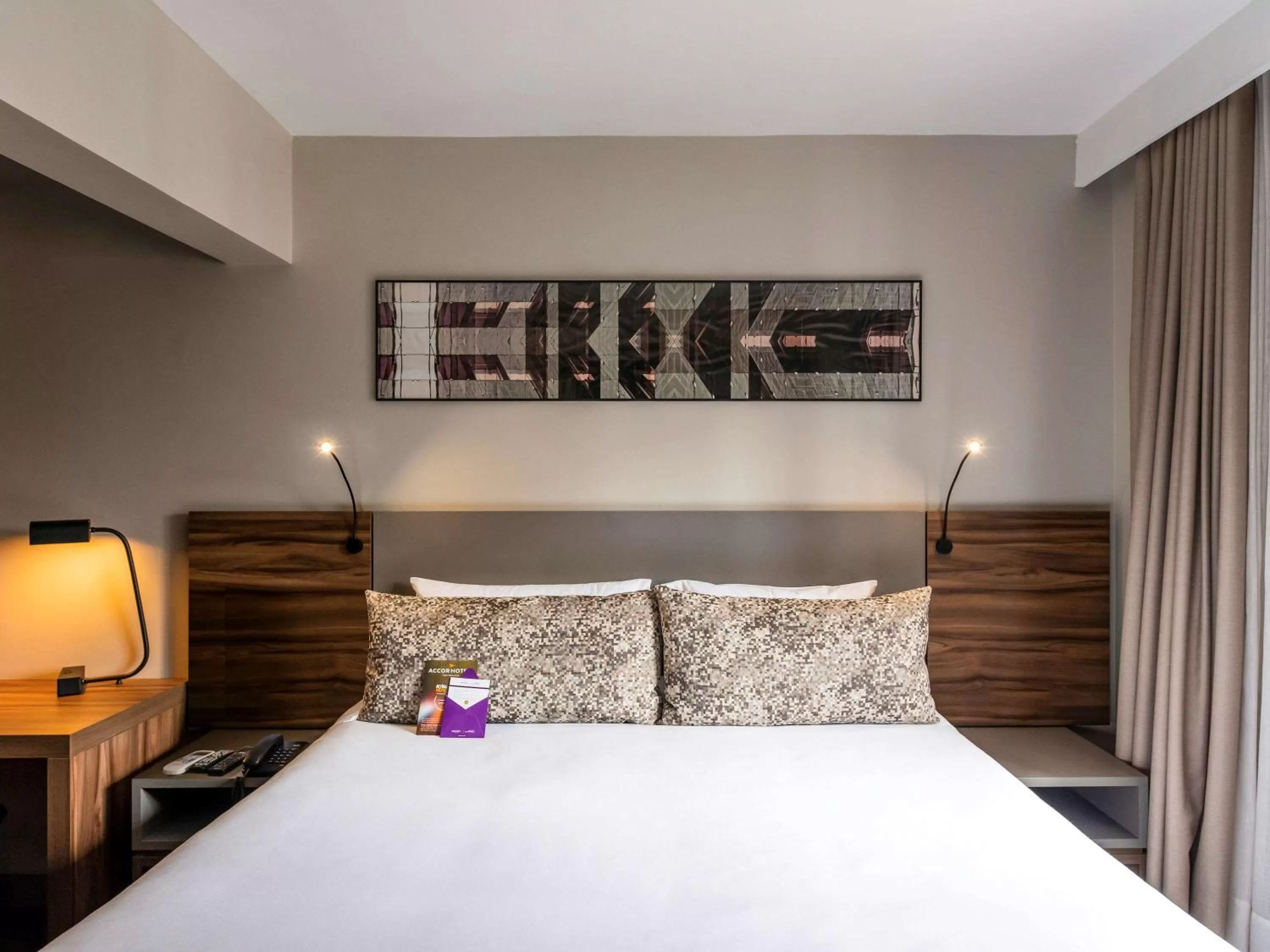 Photo of the whole room, Bed in Mercure Curitiba Batel