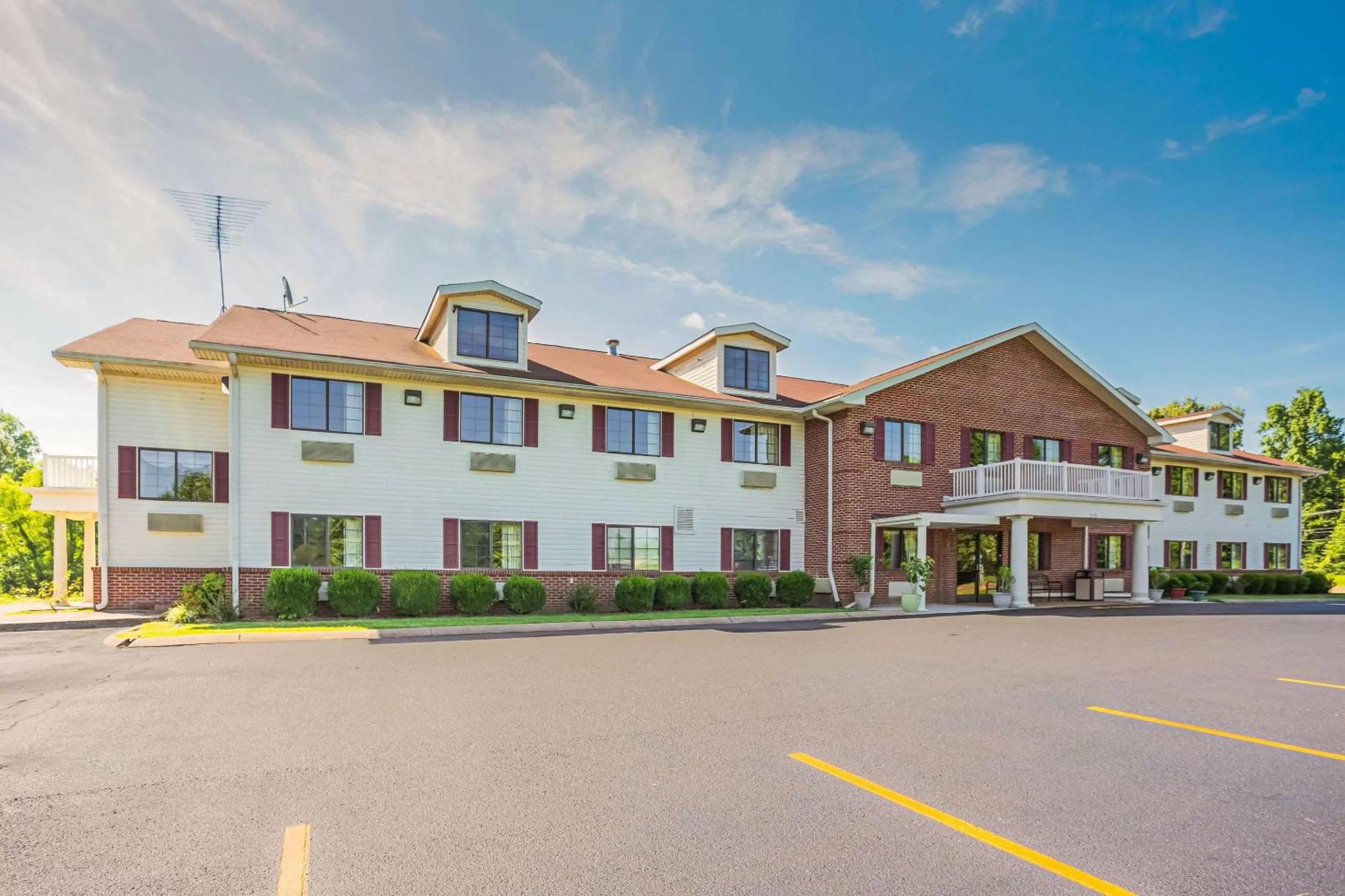 Property building in Econo Lodge Inn & Suites