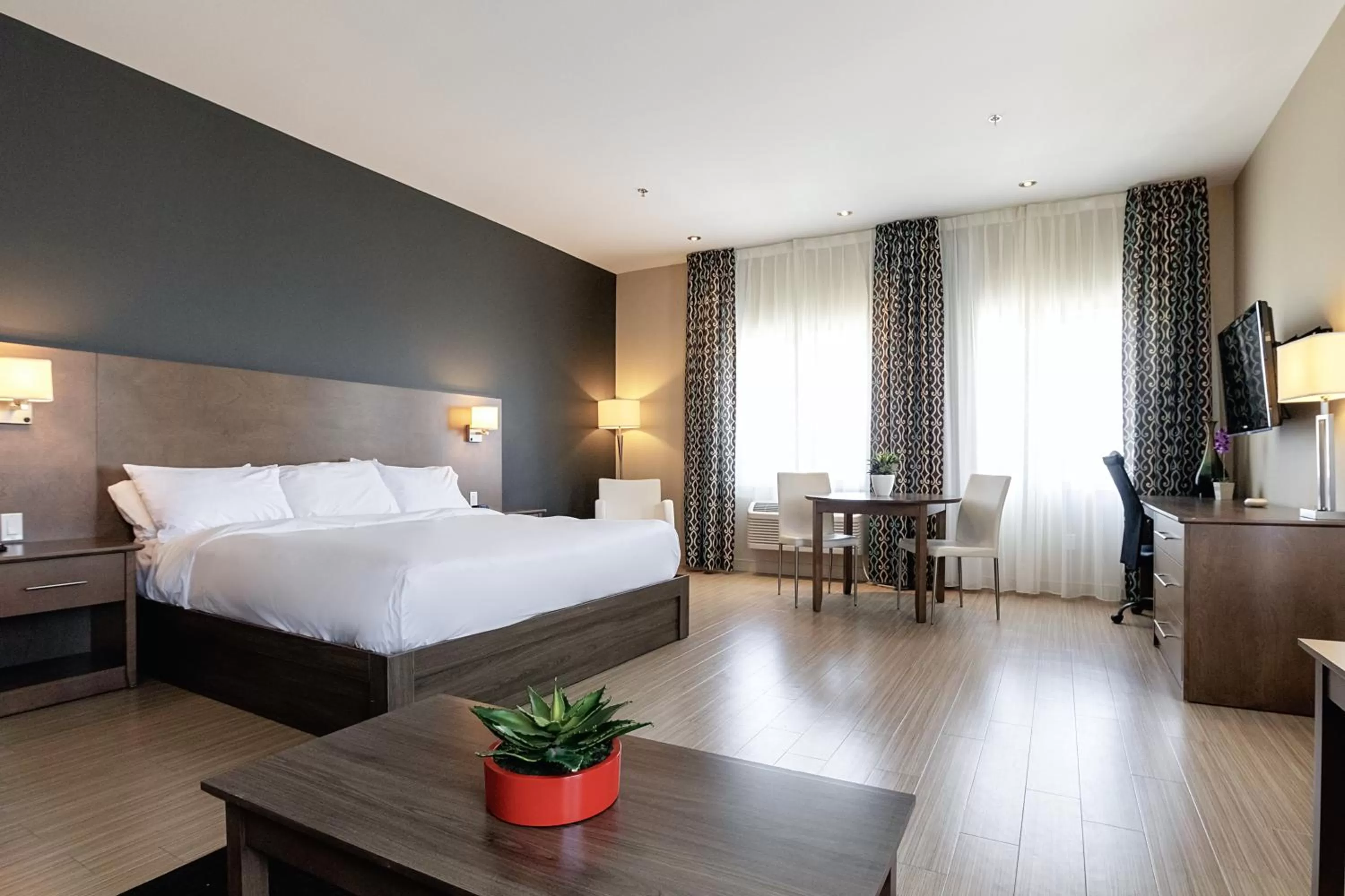 Photo of the whole room, Bed in Imperia Hôtel et Suites Terrebonne