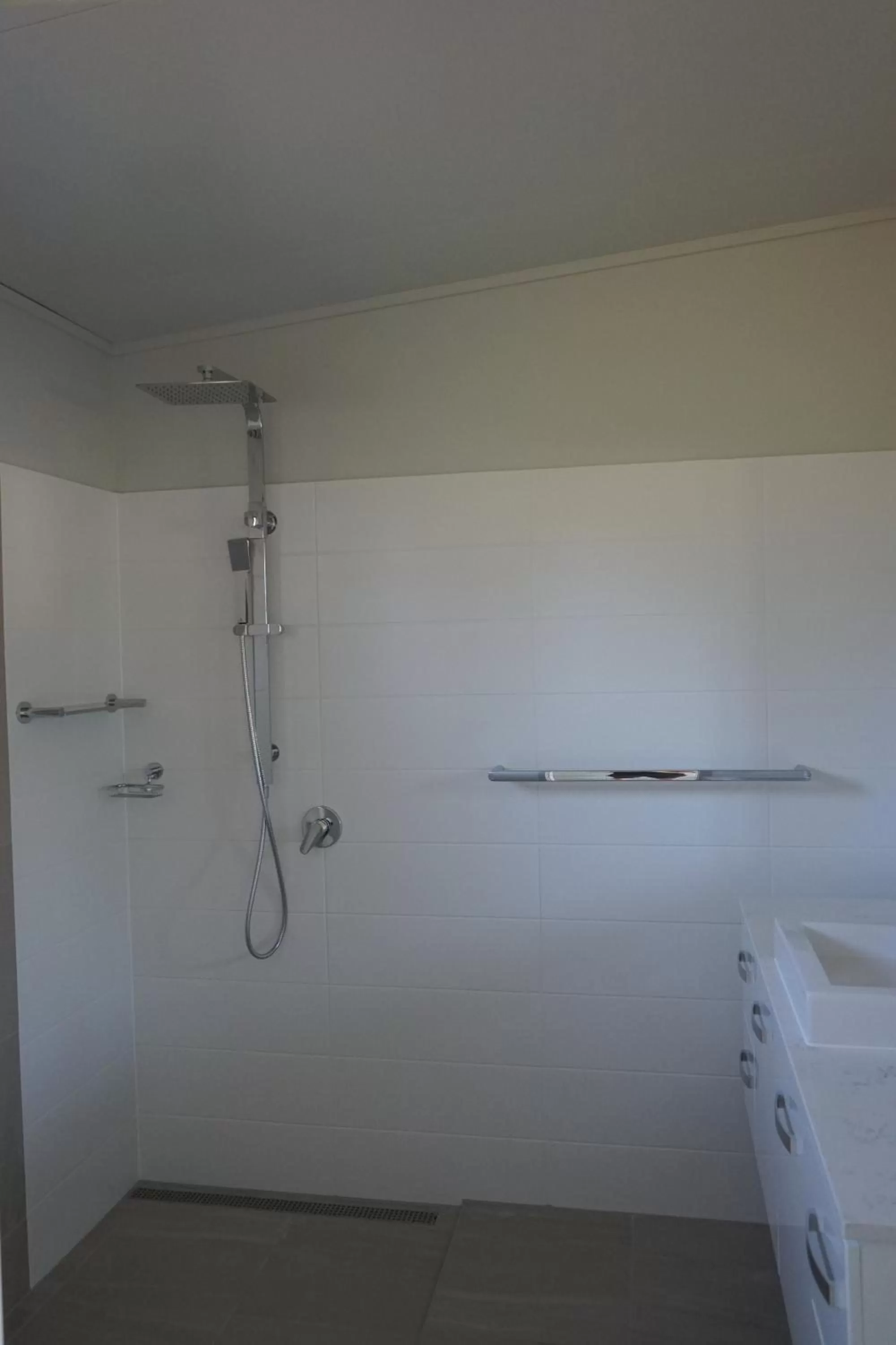 Shower in Narangba Motel (formerly Brisbane North B&B and Winery)